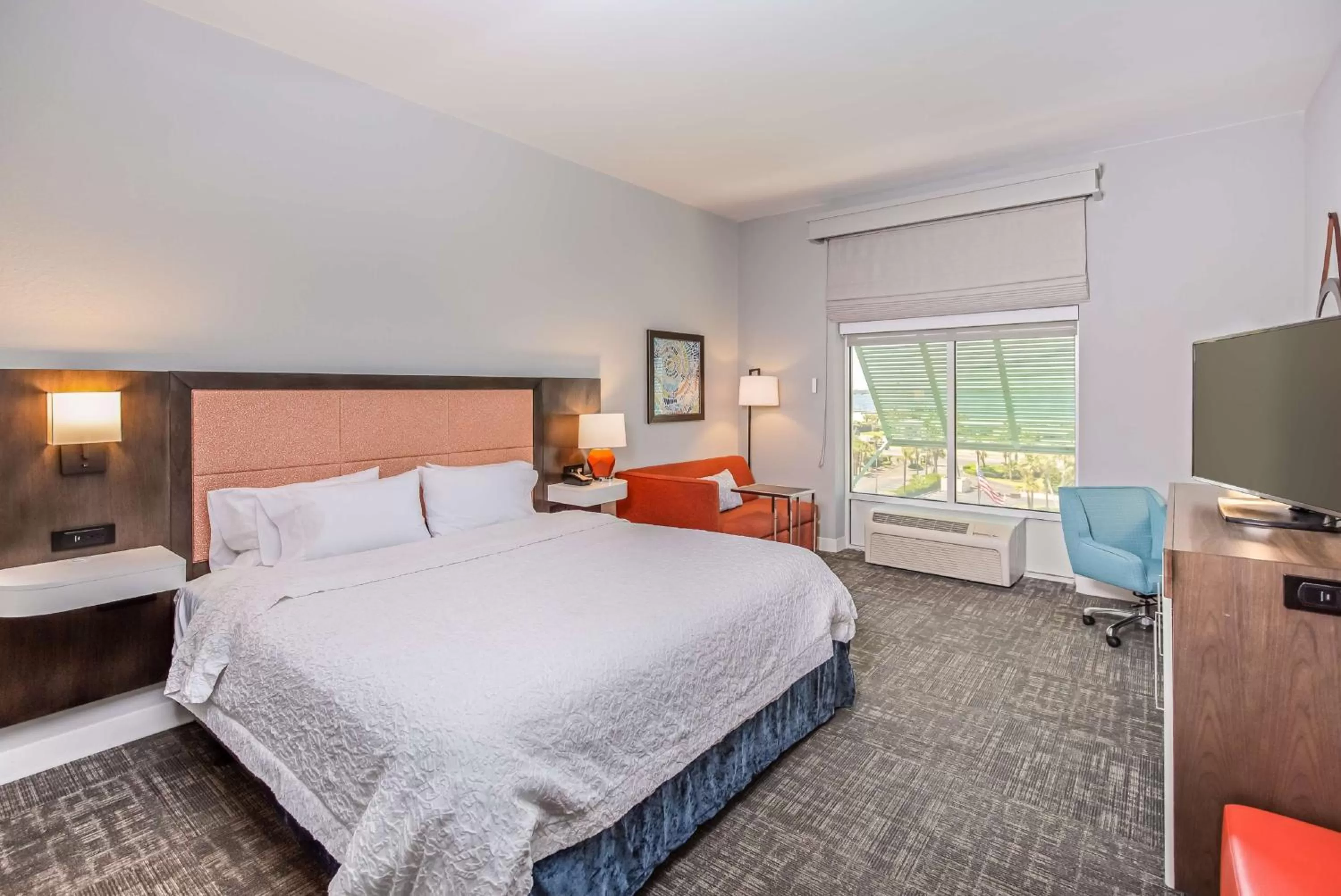 Living room, Bed in Hampton Inn Pensacola Beach