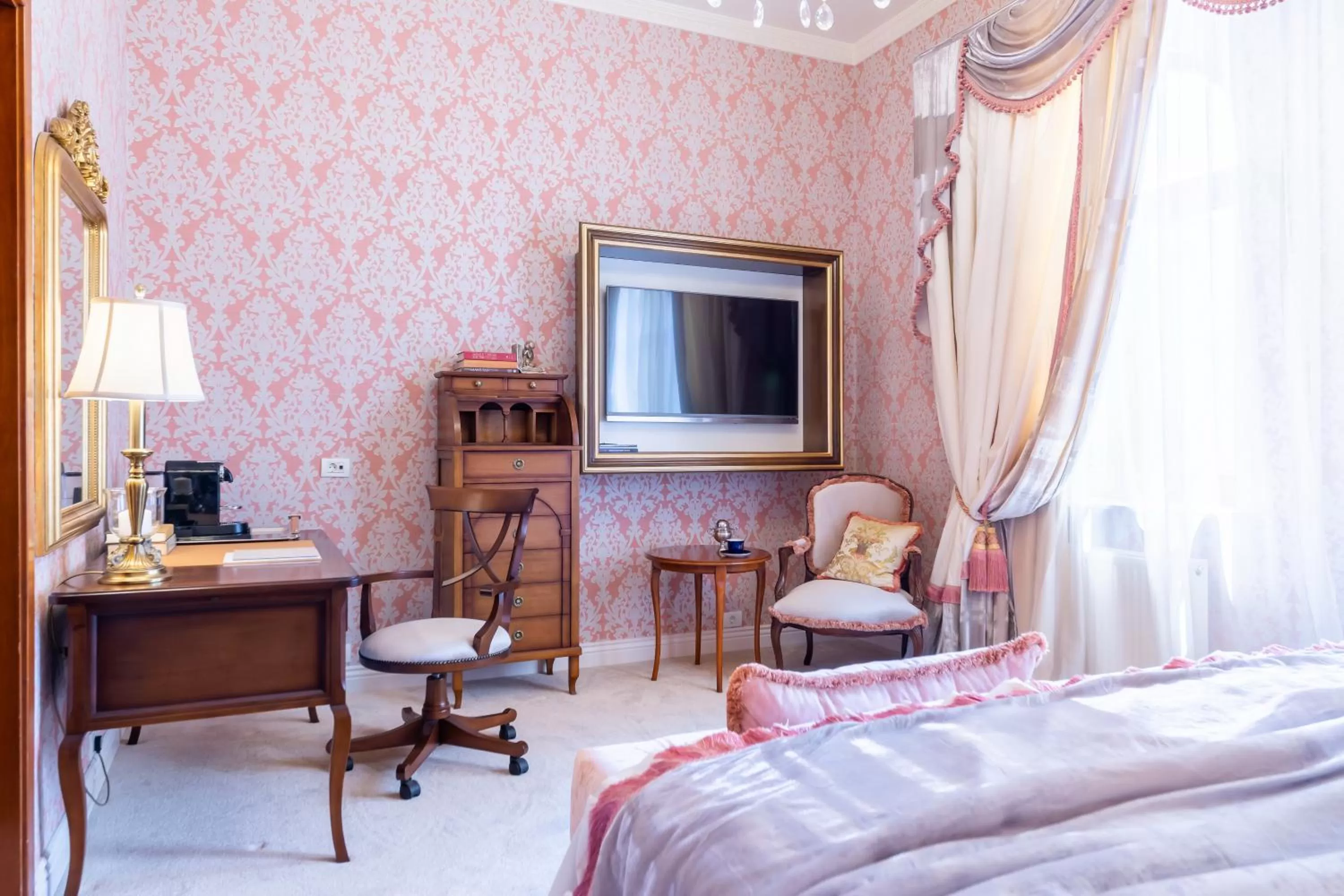 Seating area, Bed in Suter Palace Heritage Boutique Hotel