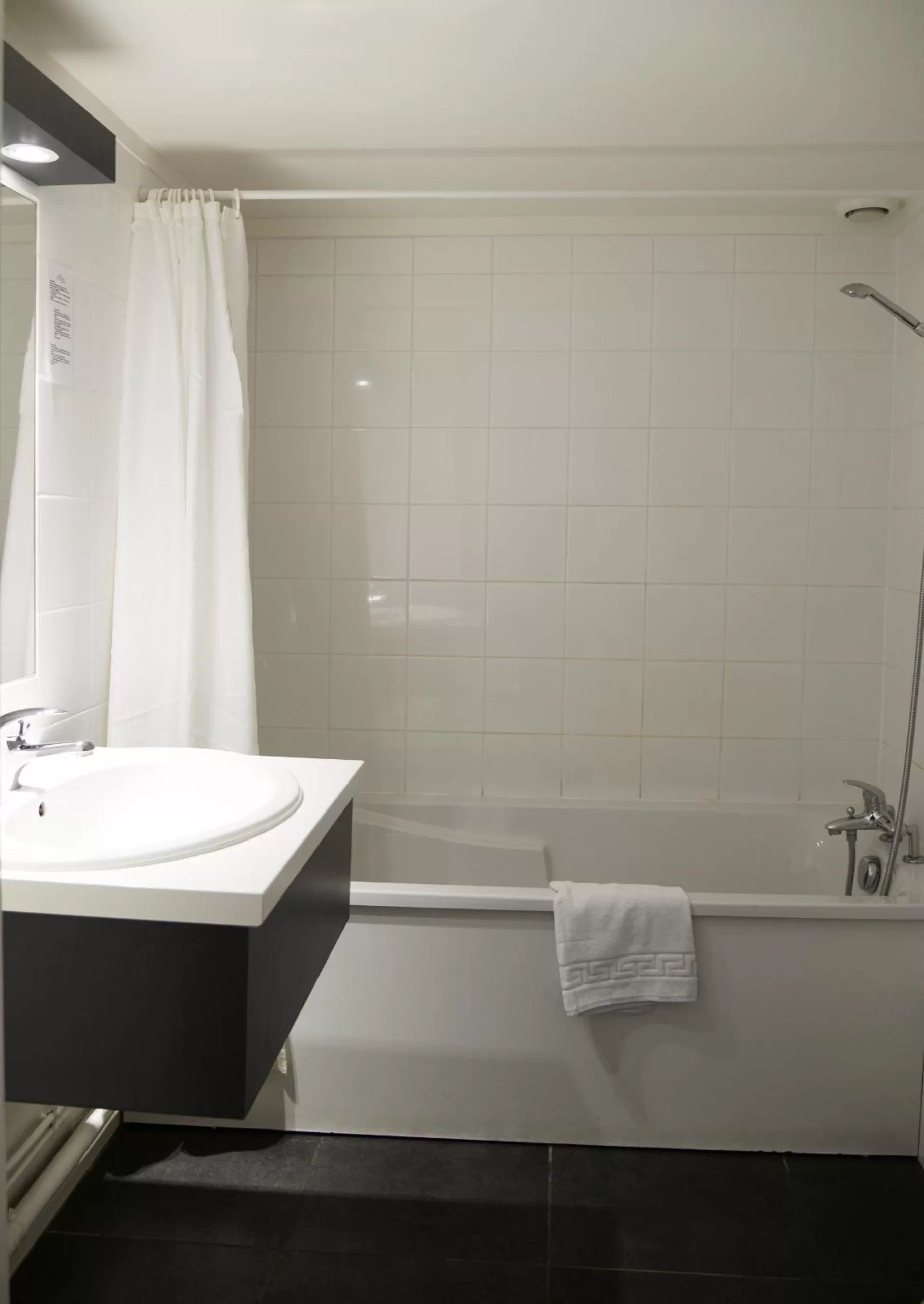 Bathroom in Aerel Hotel Aéroport Blagnac