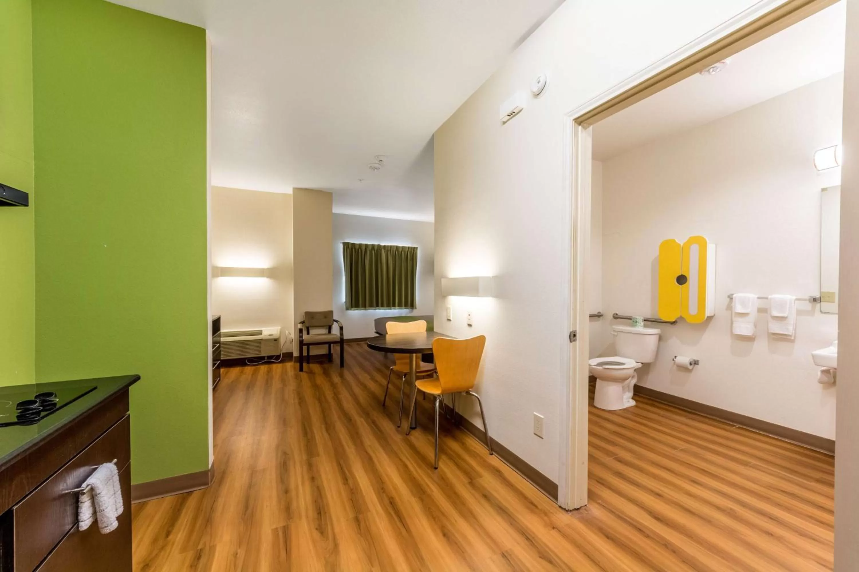 Bathroom, Bed in Super 8 by Wyndham Kenedy