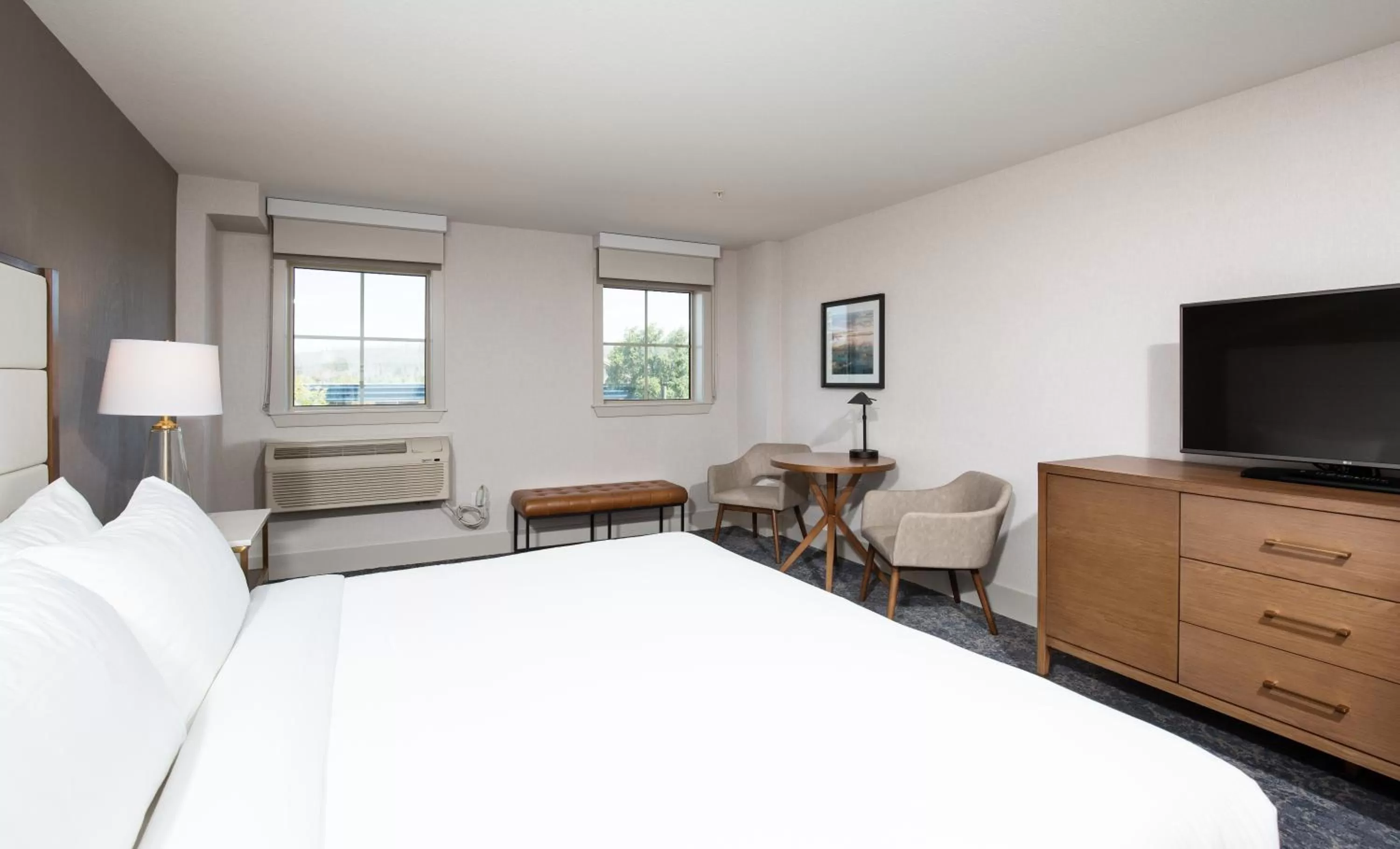 Bedroom, Bed in Pomeroy Hotel Fort McMurray