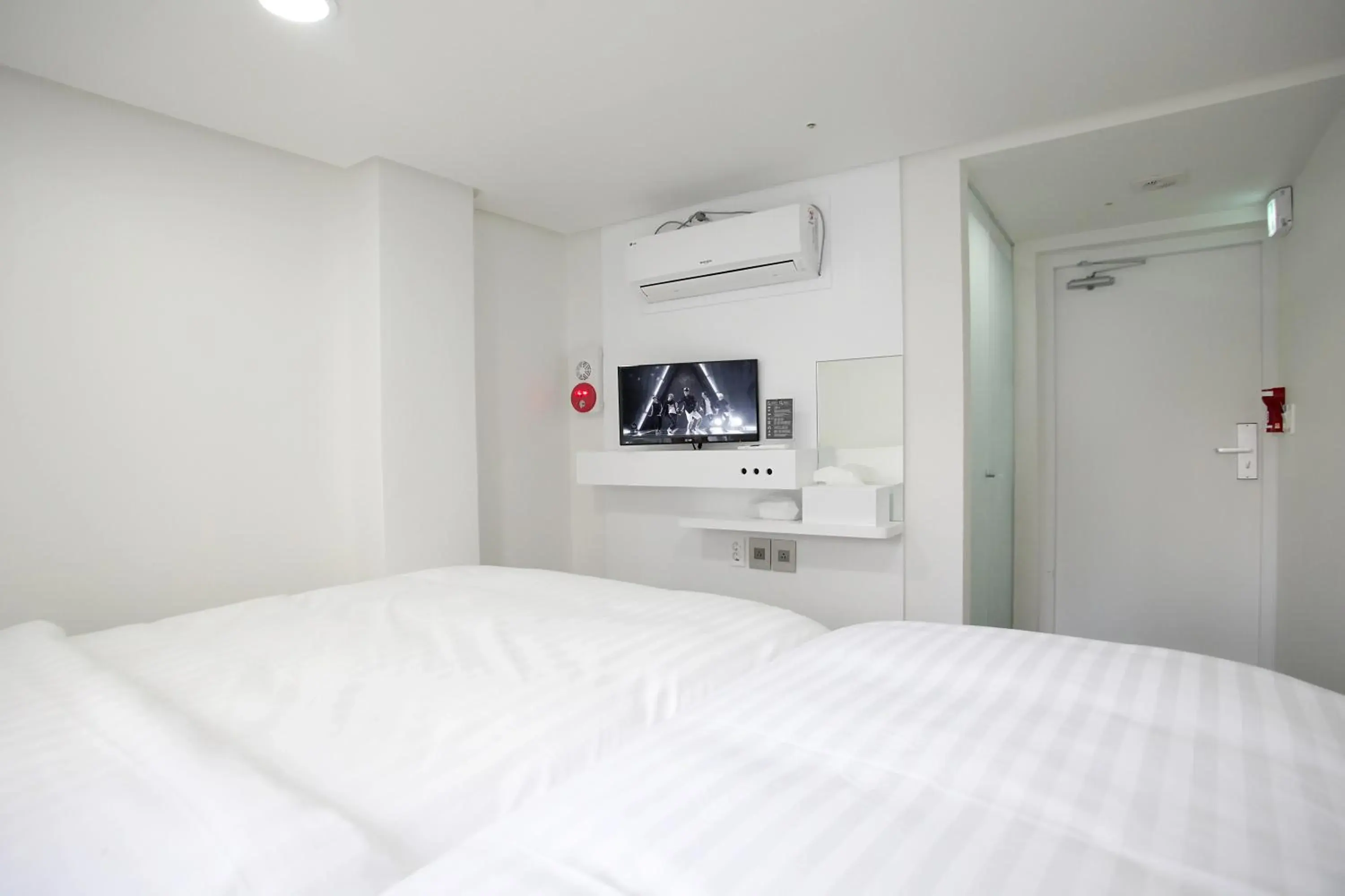 Deluxe Twin Room in K-POP Hotel Seoul Tower Deluxe Twin Room in K-POP Hotel Seoul Tower