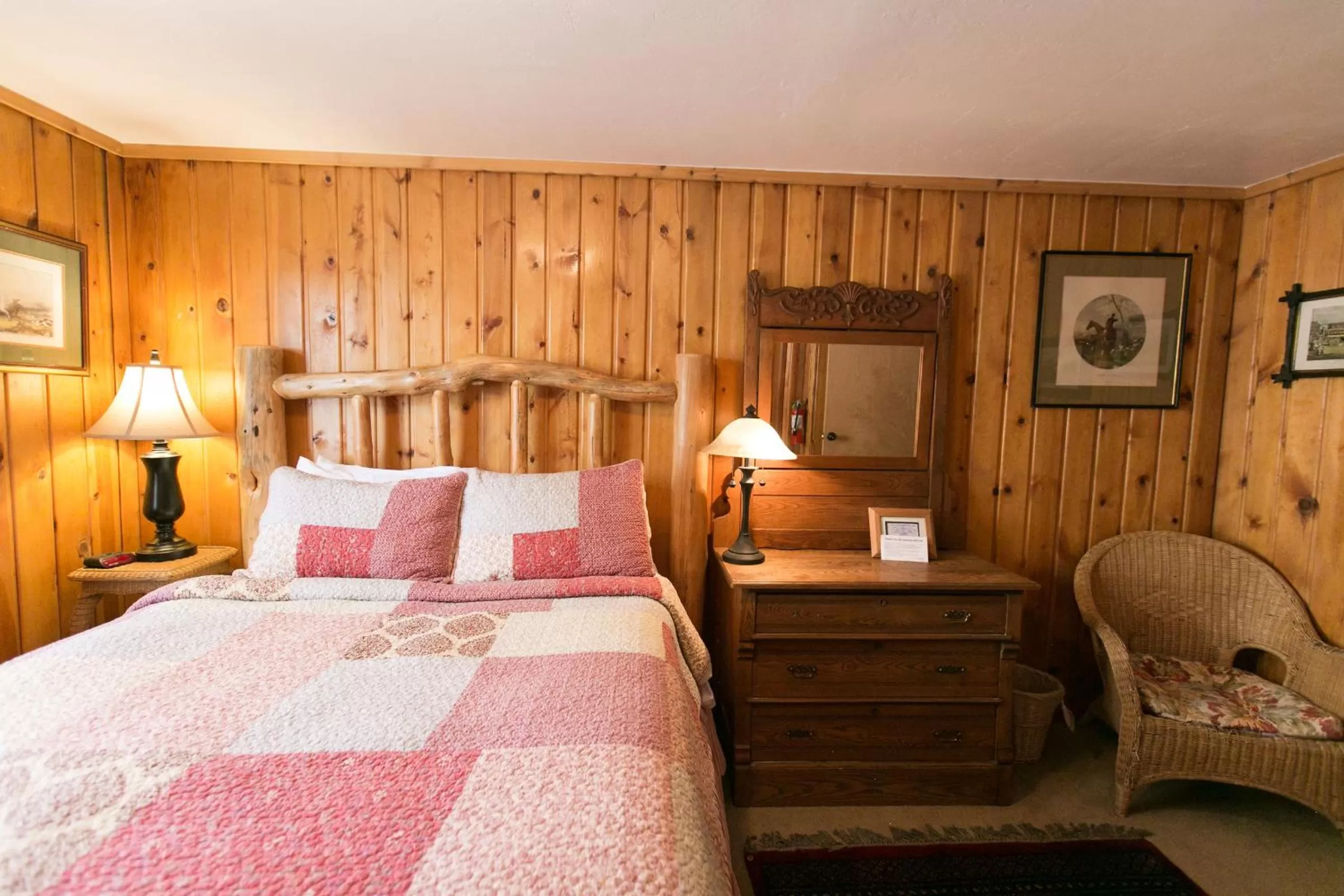 Bed in Silver Fork Lodge & Restaurant