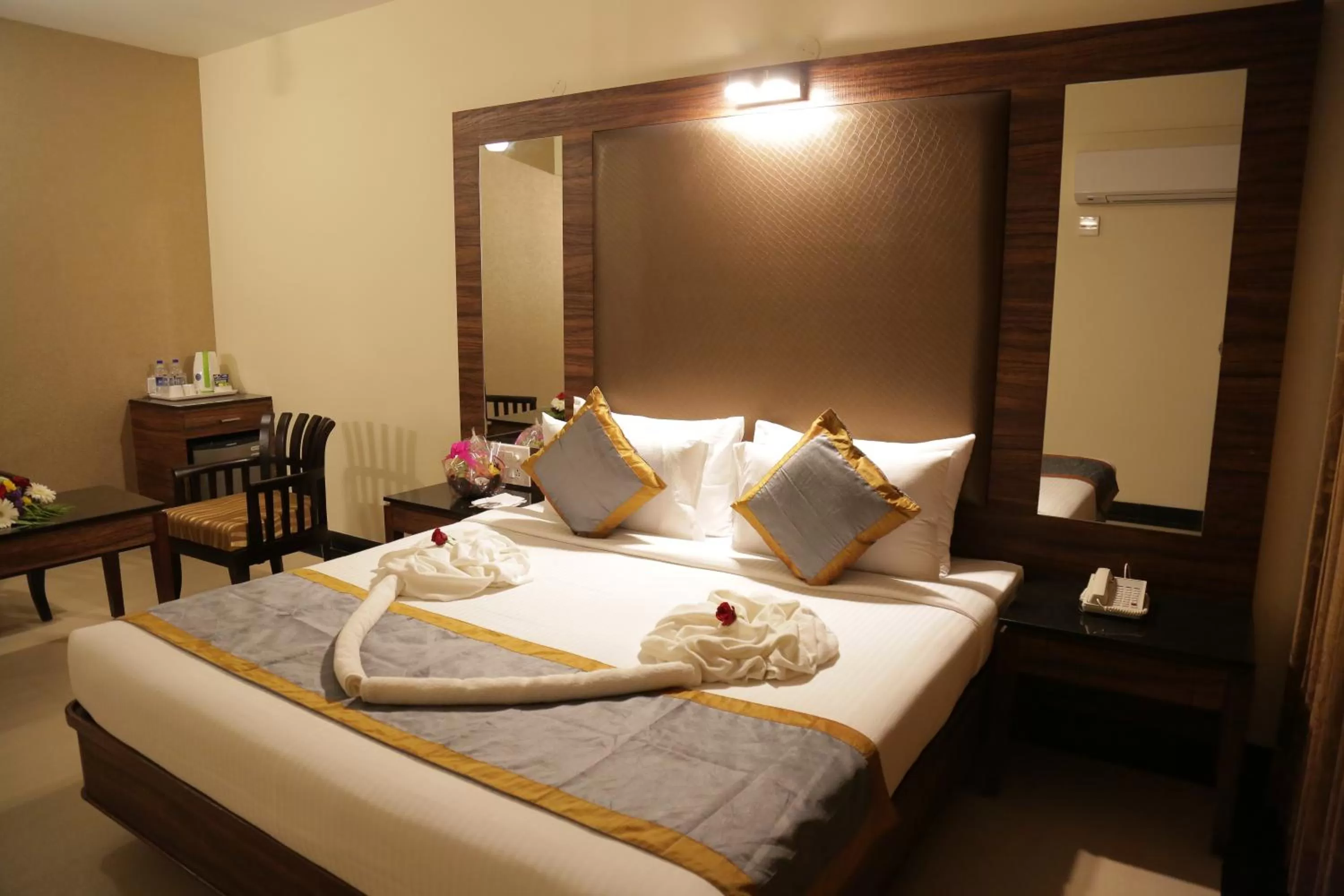 Photo of the whole room, Bed in Rangalaya Royal