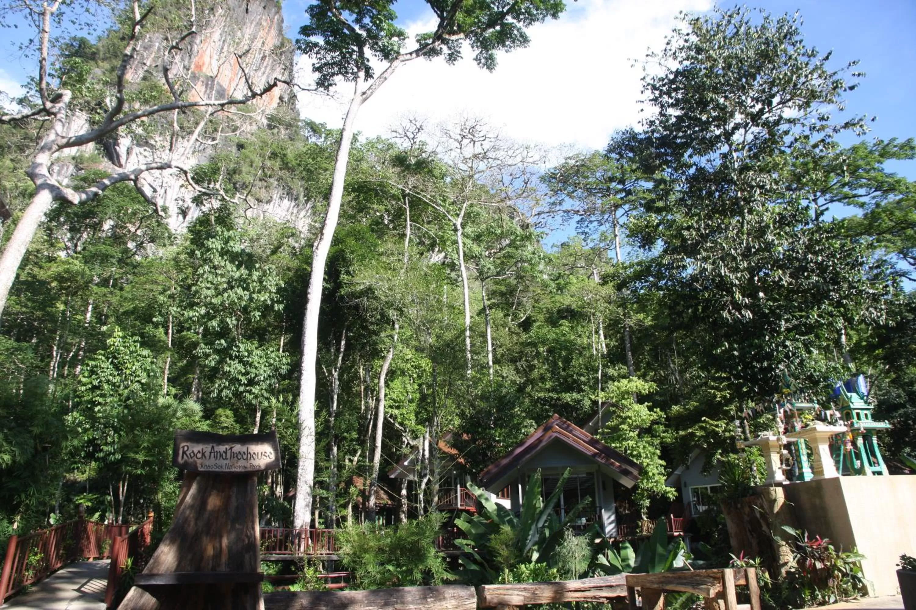Facade/entrance in Rock and Tree House Resort