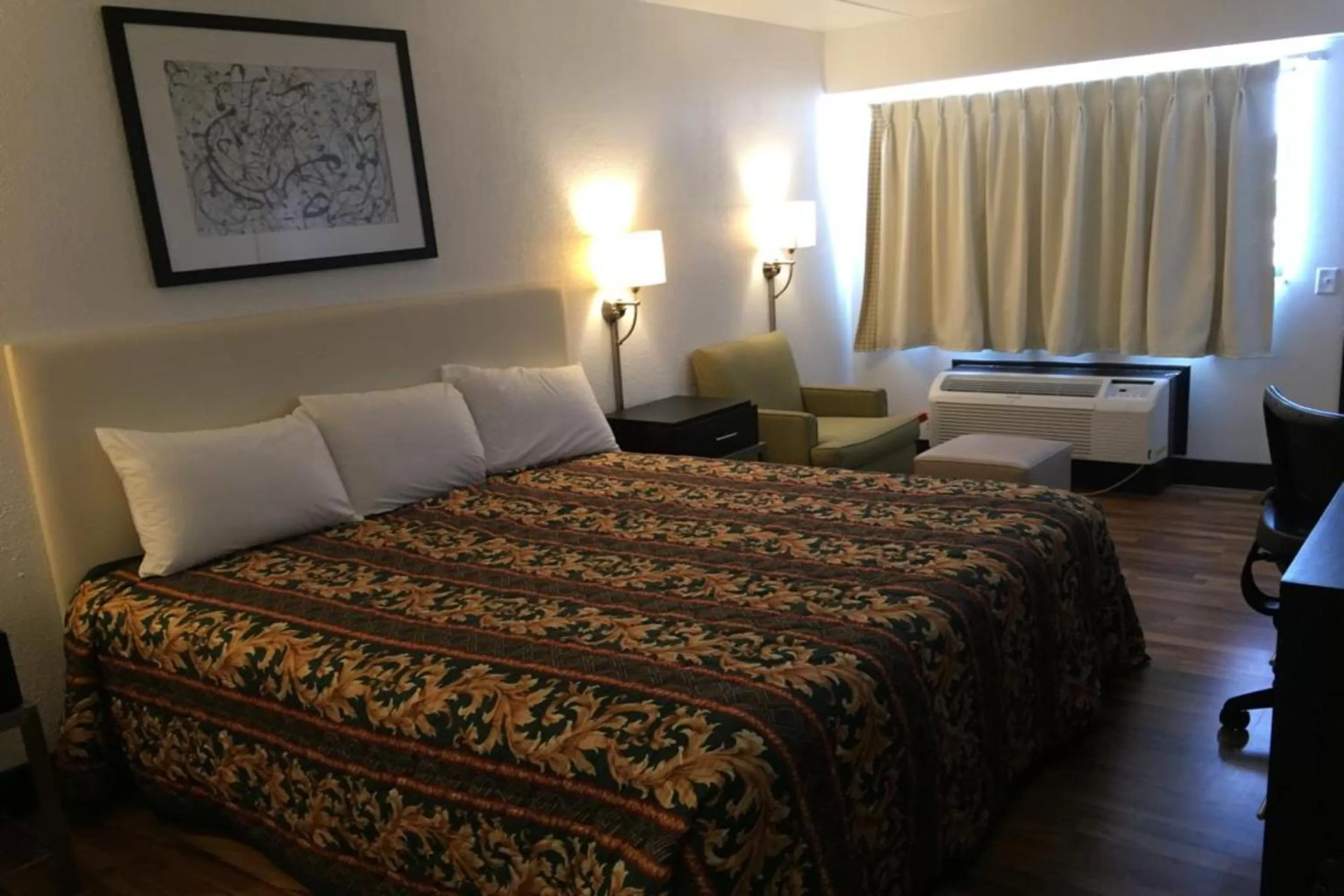 Bedroom, Bed in Economy Inn of Holland