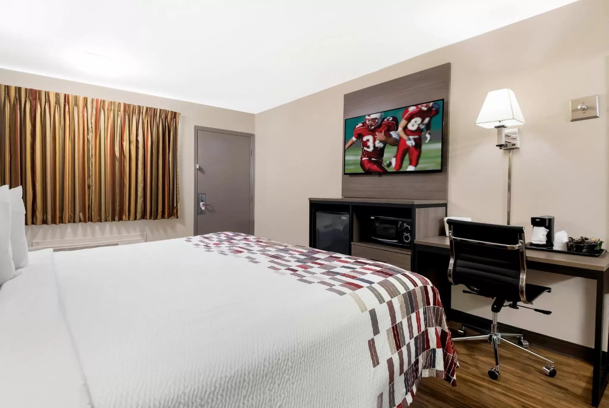 Bedroom, Bed in Red Roof Inn Chattanooga - Lookout Mountain