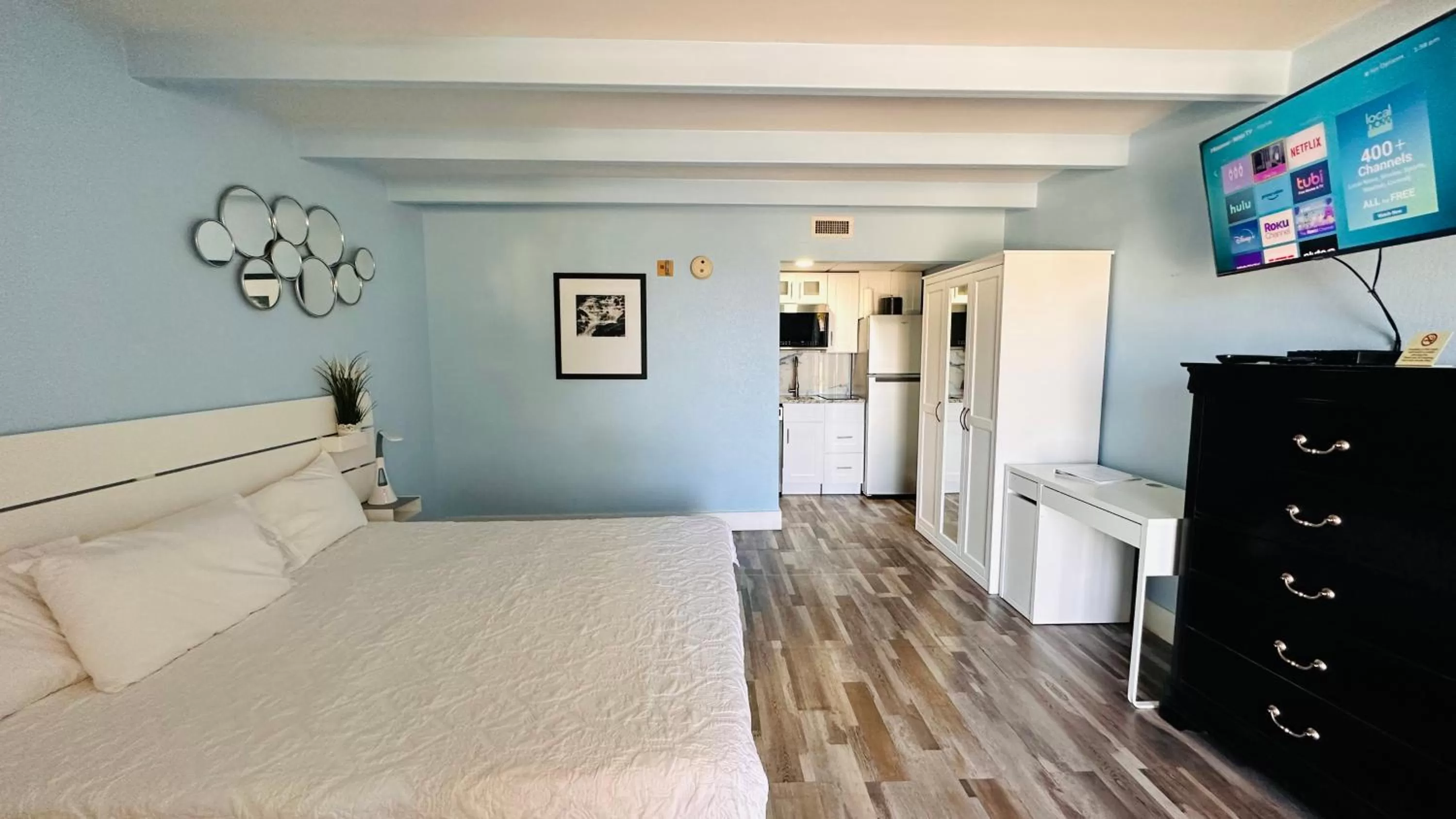 Communal lounge/ TV room, Bed in TAMPA BAY, BEACH step away, WIFI, FREE PARKING,POOLS, JACUZZI