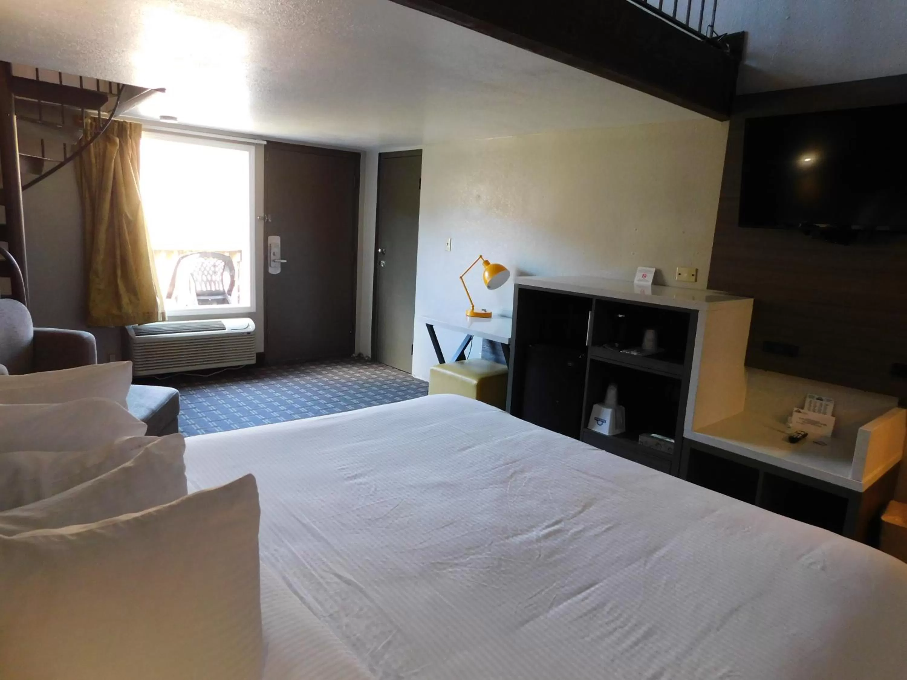 Bed in Days Inn & Suites by Wyndham Downtown Gatlinburg Parkway