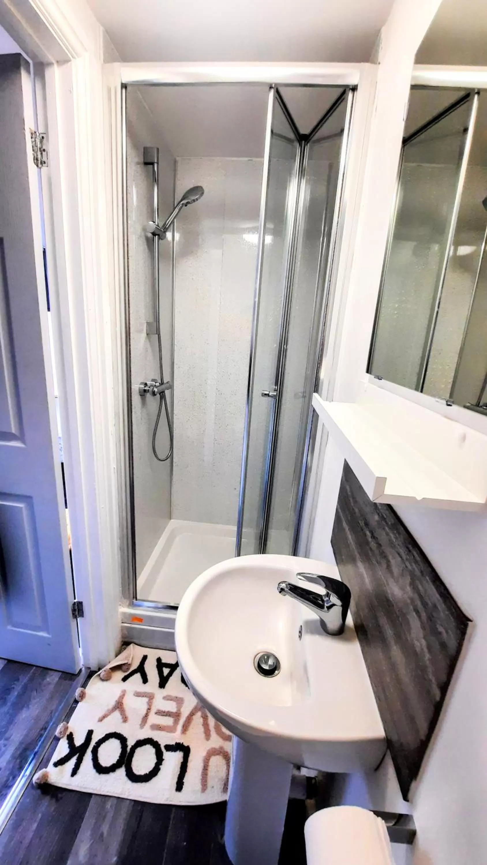 Shower, Bathroom in Burford Road - Stay. Sleep. Rest.