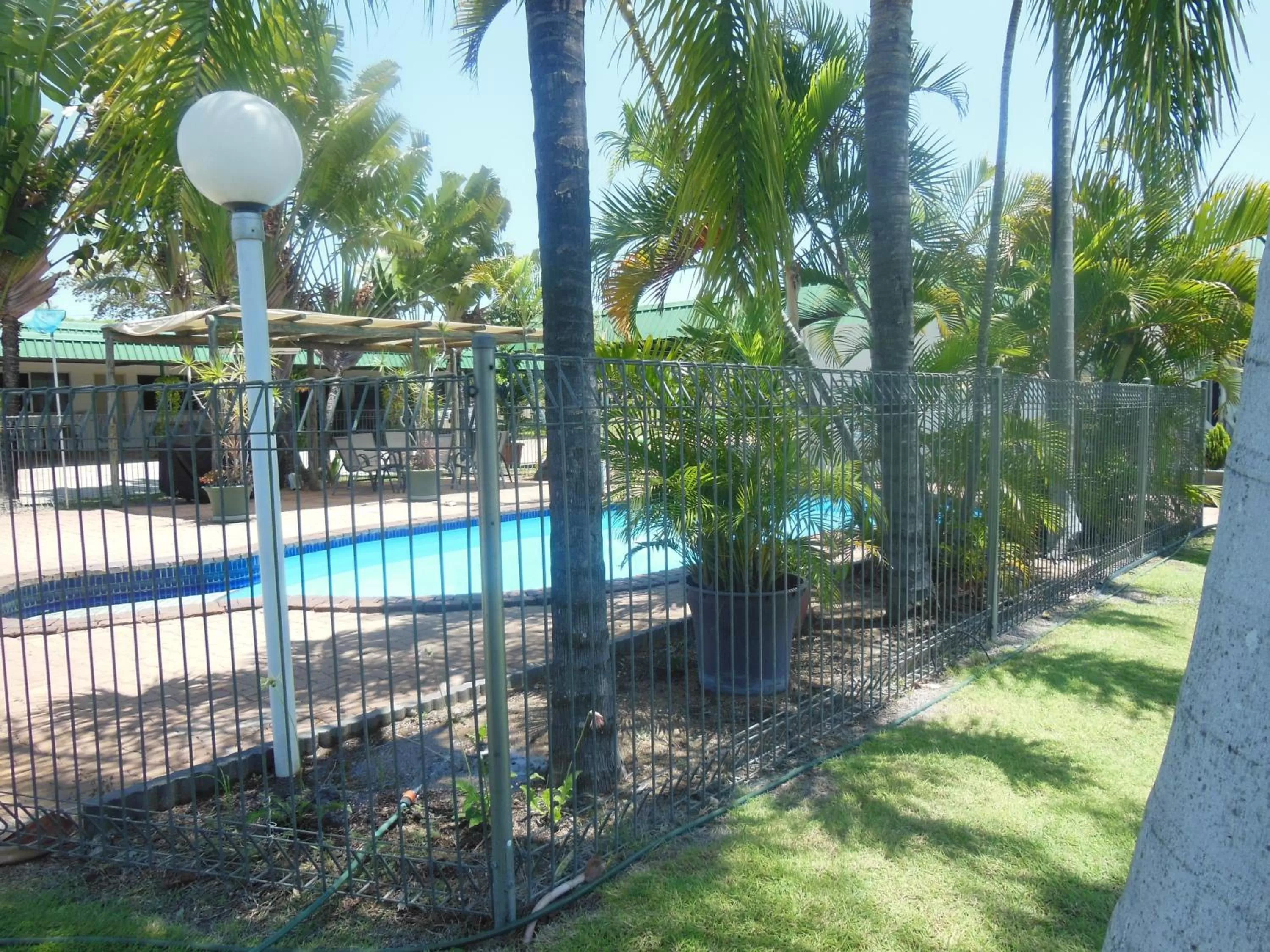 Swimming pool in Country Road Motel