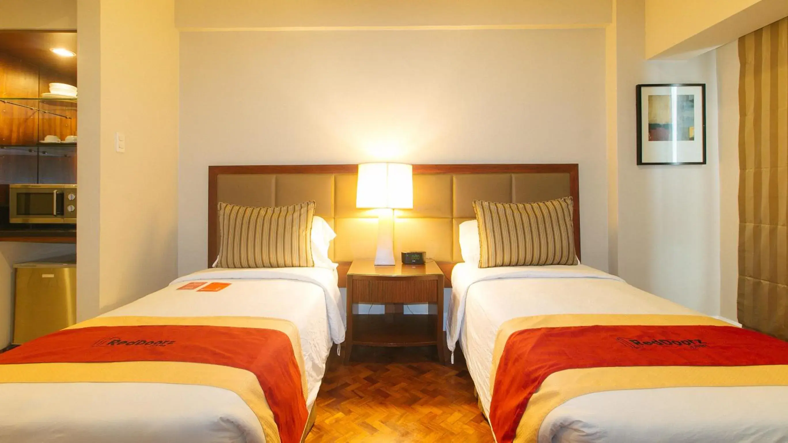 Twin Room in RedDoorz Premium at The Residences Olympia Makati Twin Room in RedDoorz Premium at The Residences Olympia Makati