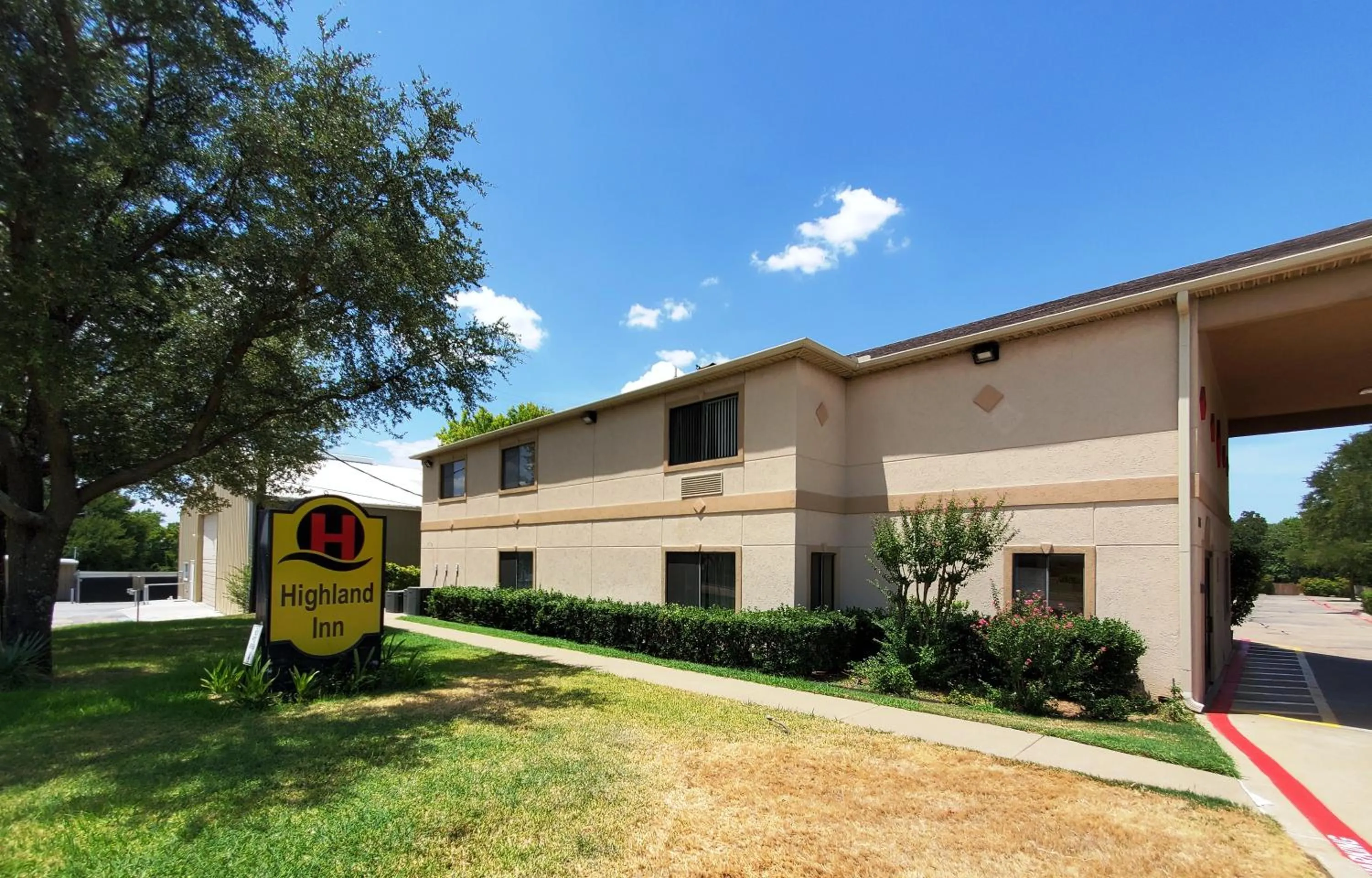 Property building in Highland Inn