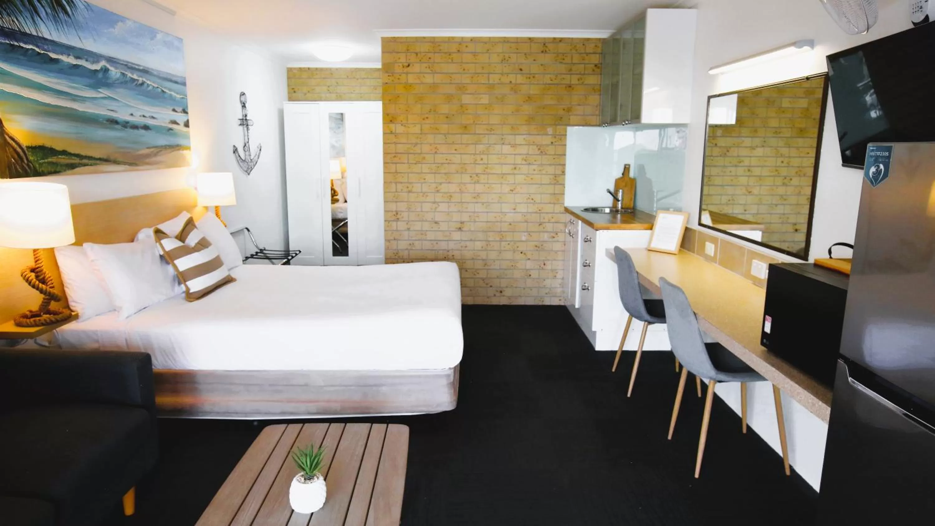 Photo of the whole room, Bed in Tweed Harbour Motor Inn