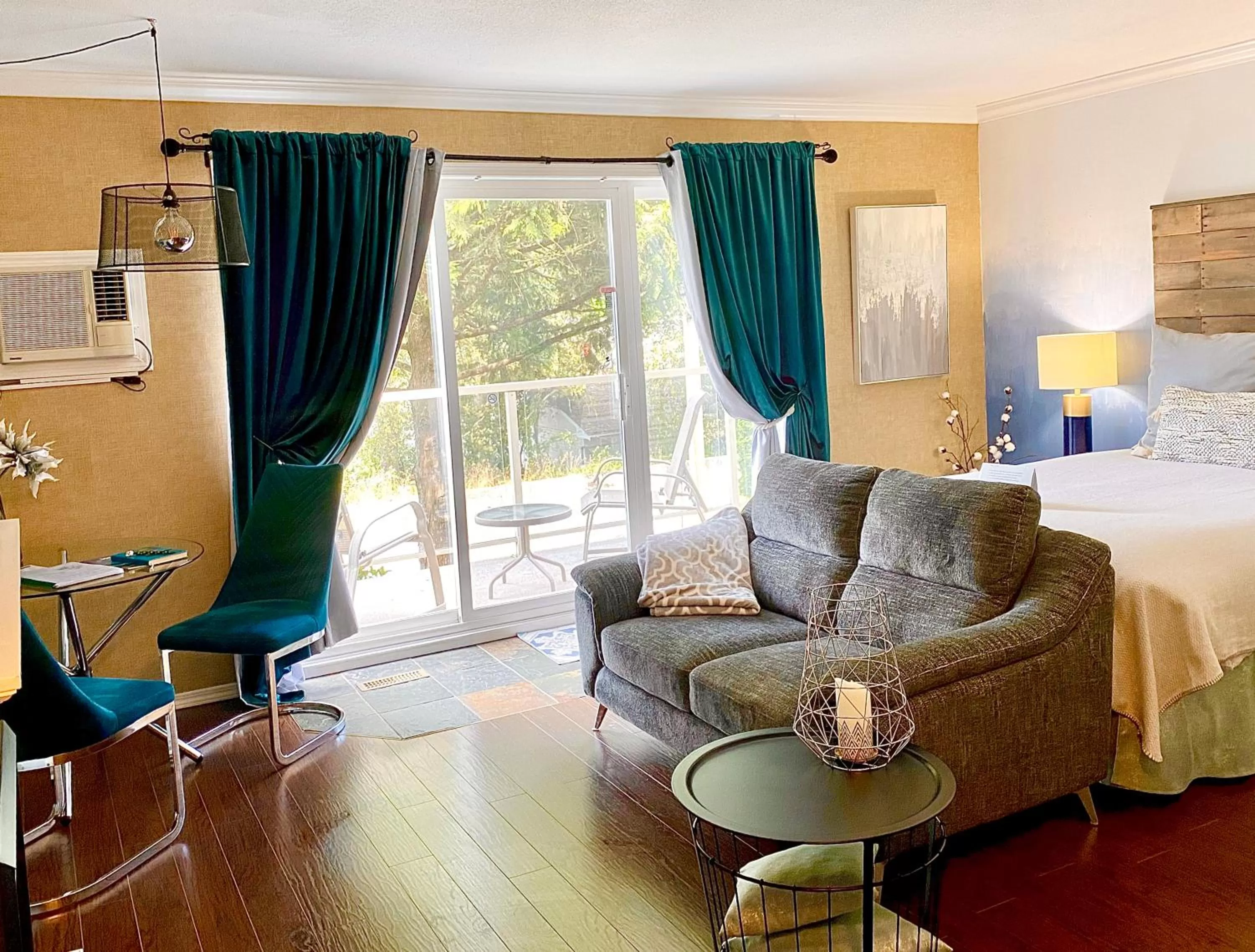 Bed in Evergreen Bed & Breakfast