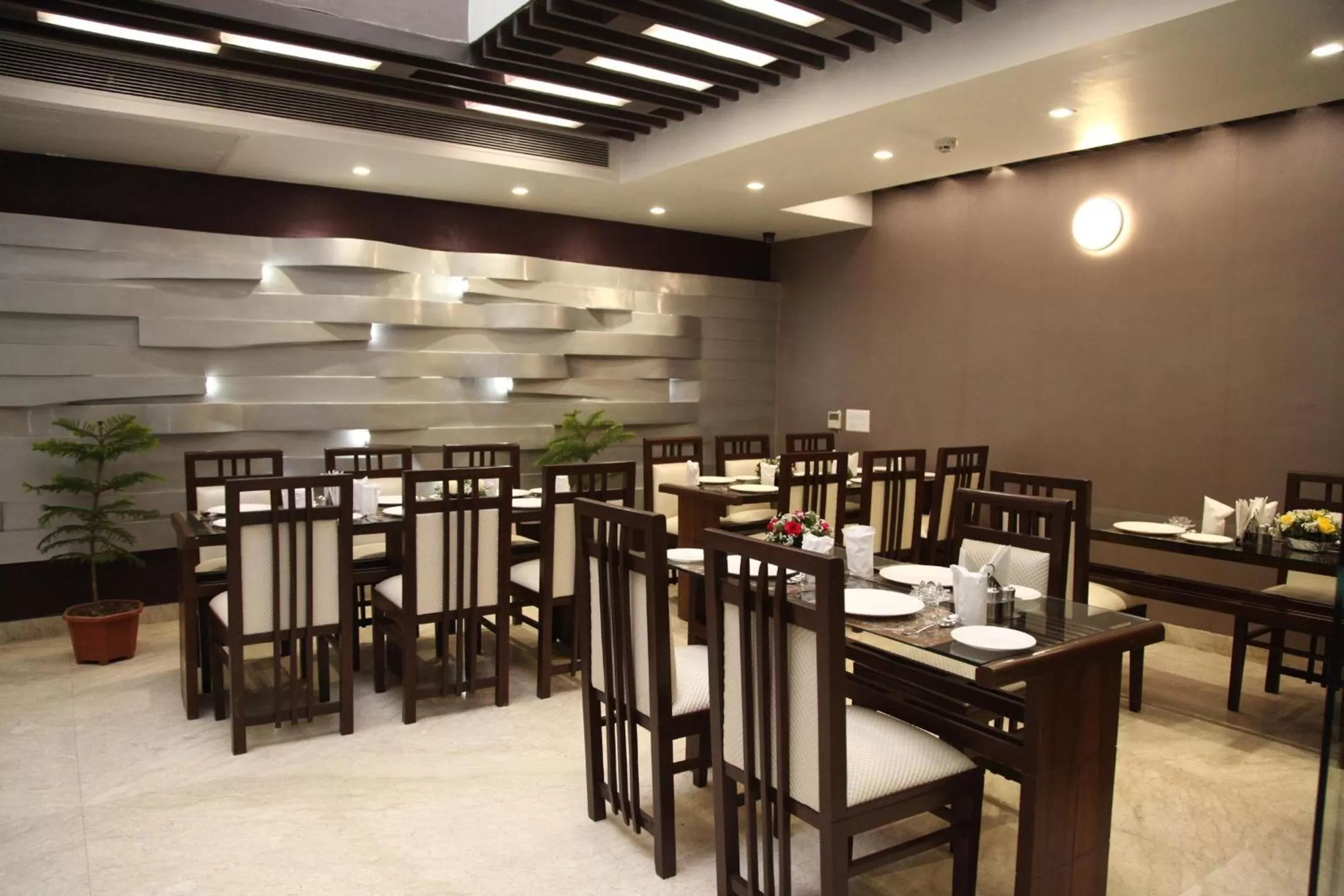 Restaurant/places to eat in Hotel Emerald