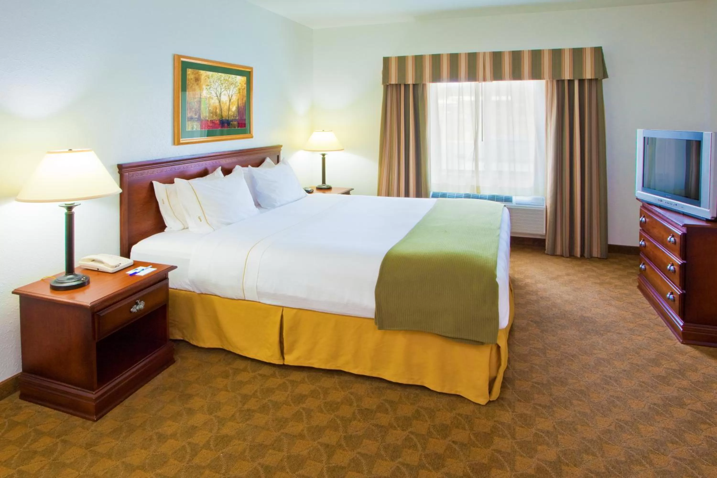 Bed in Holiday Inn Express Hotel & Suites Elkins by IHG