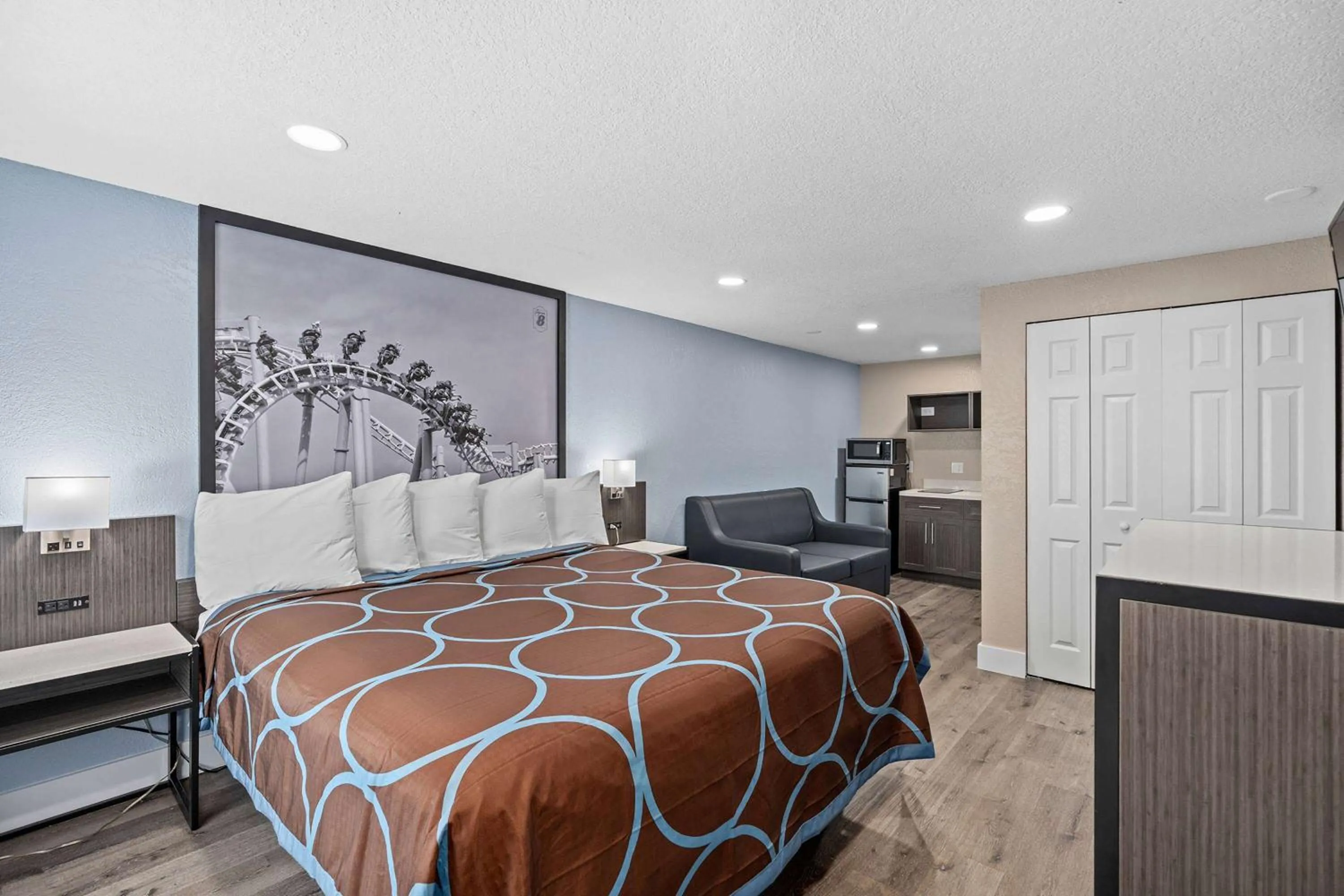 Photo of the whole room, Bed in Super 8 by Wyndham Kissimmee-Orlando