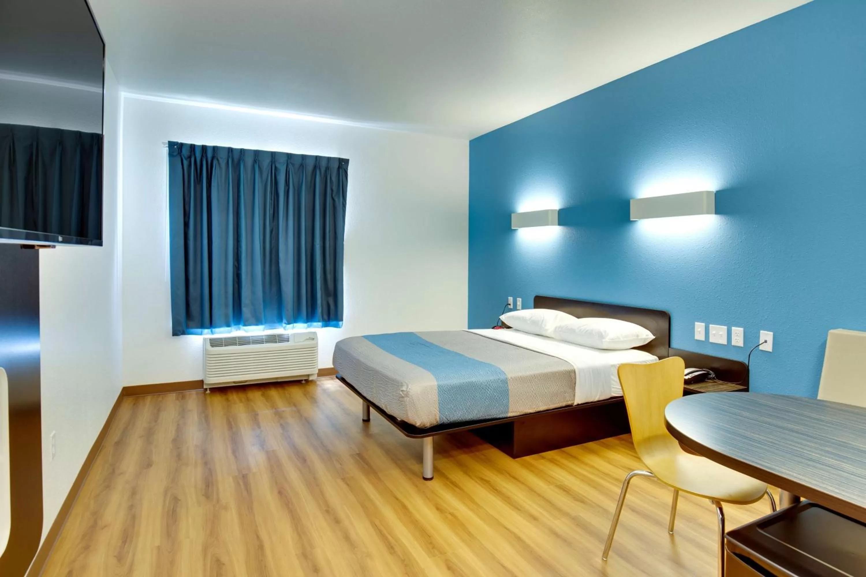 Photo of the whole room, Bed in Motel 6 Poplar Bluff, MO