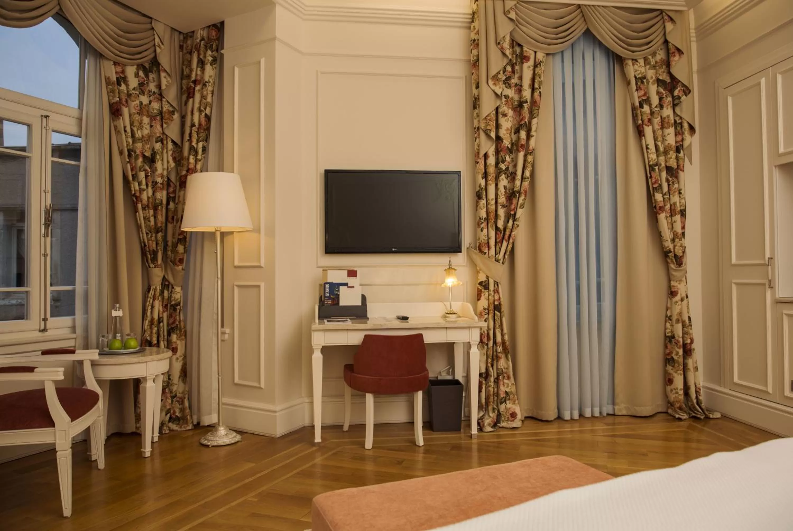 TV and multimedia, Bed in Corinne Art & Boutique Hotel