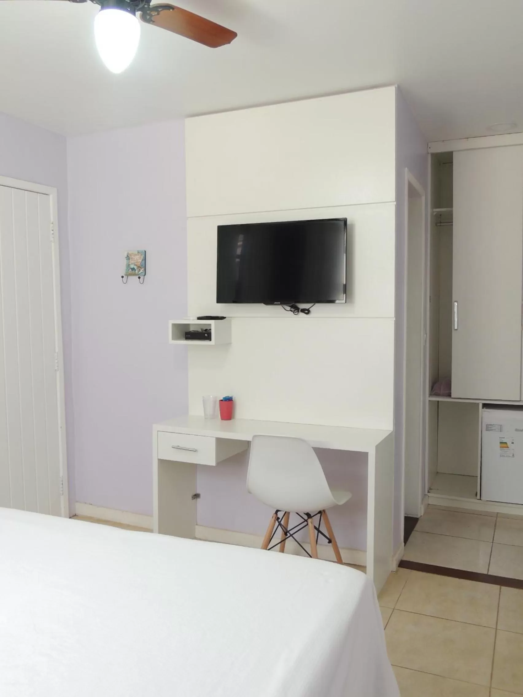 Photo of the whole room, TV/Entertainment Center in Pousada Akaroa