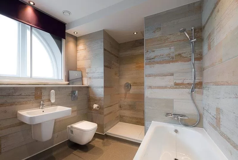 Shower, Bathroom in Pilgrims Progress Wetherspoon