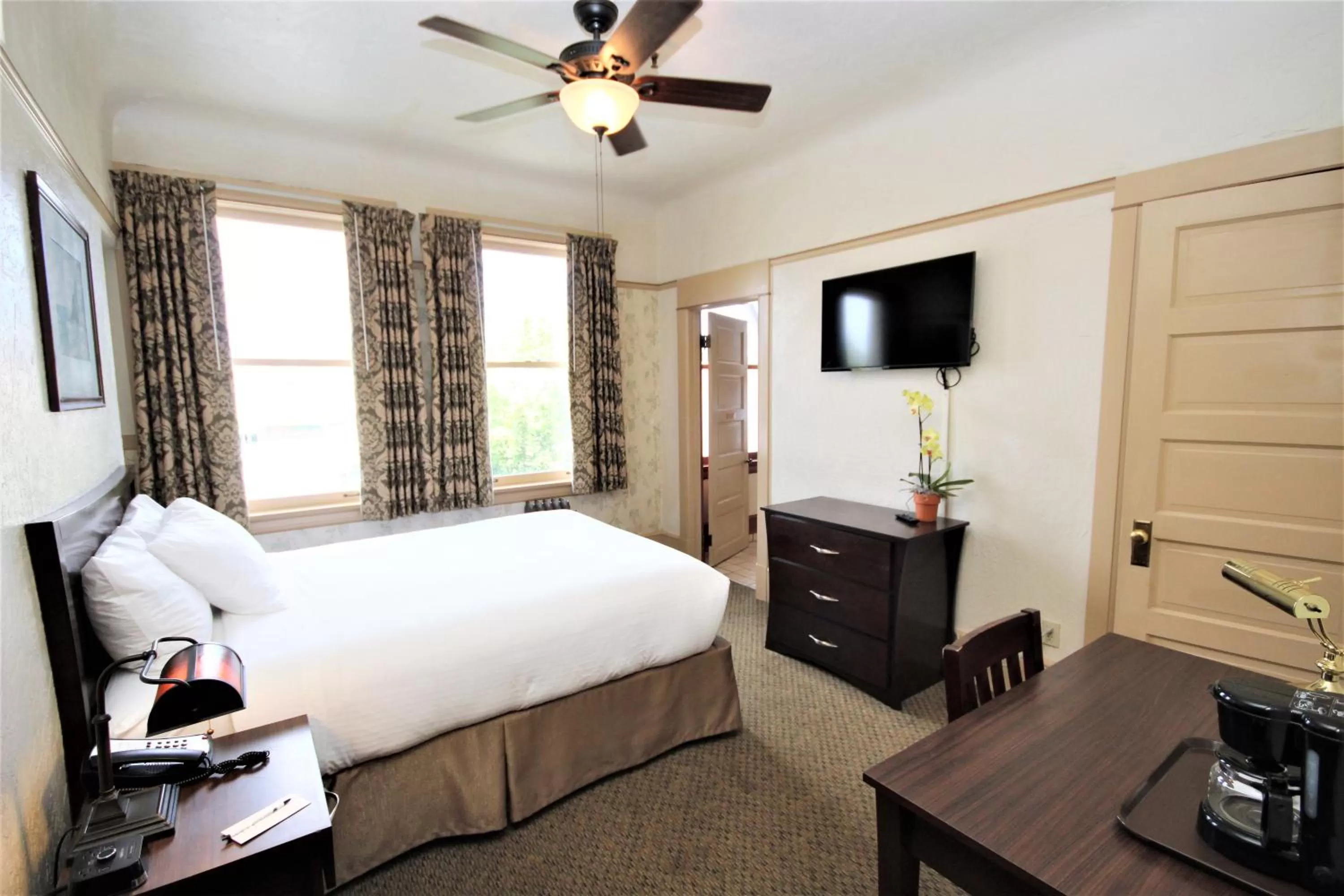 TV/Entertainment Center in Hotel Arcata