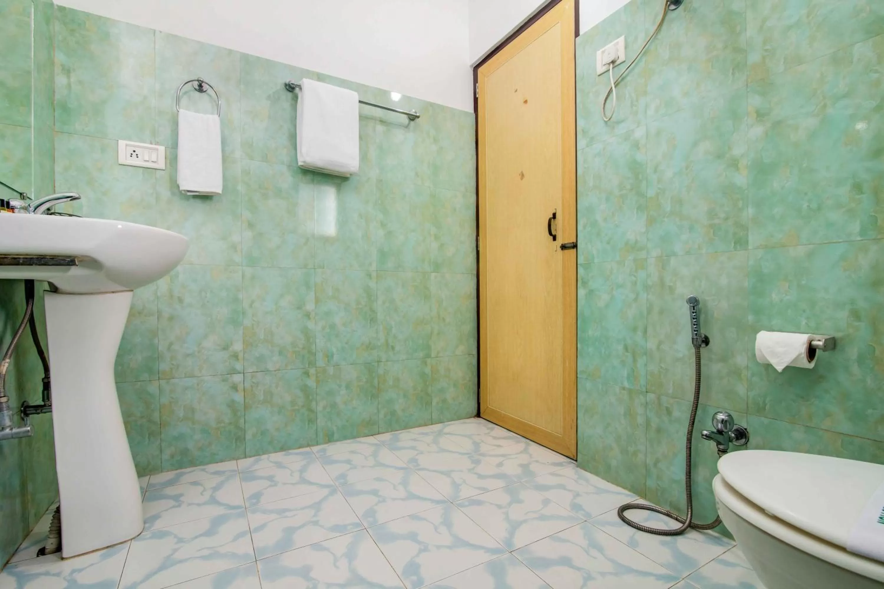 Bathroom in Muscatel BhumSang - 200 Mts from Mall Road