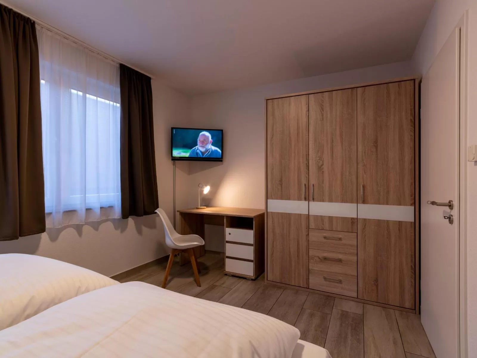 Bed in GLEUEL INN - digital hotel & serviced apartments & boardinghouse mit voll ausgestatteten Küchen