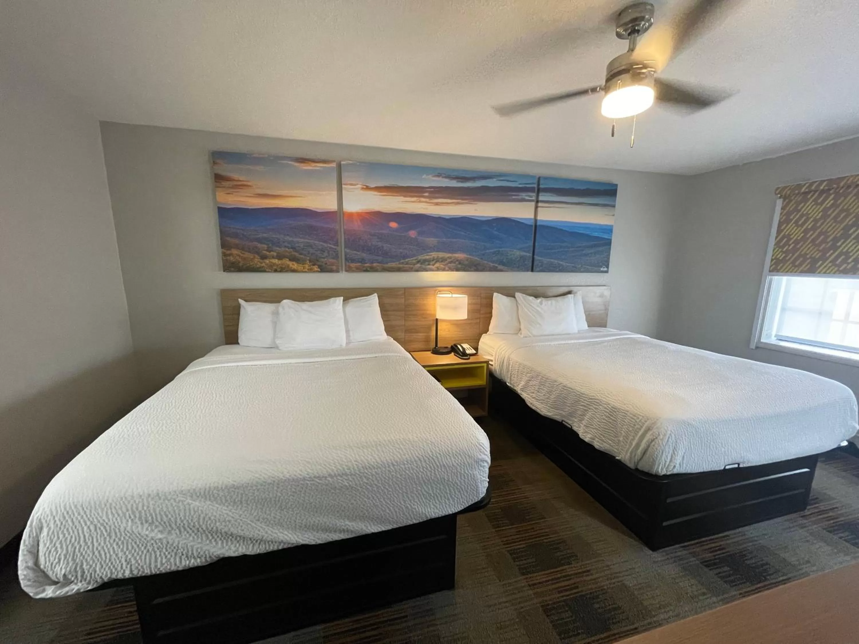 Bedroom, Bed in Days Inn by Wyndham Holladay