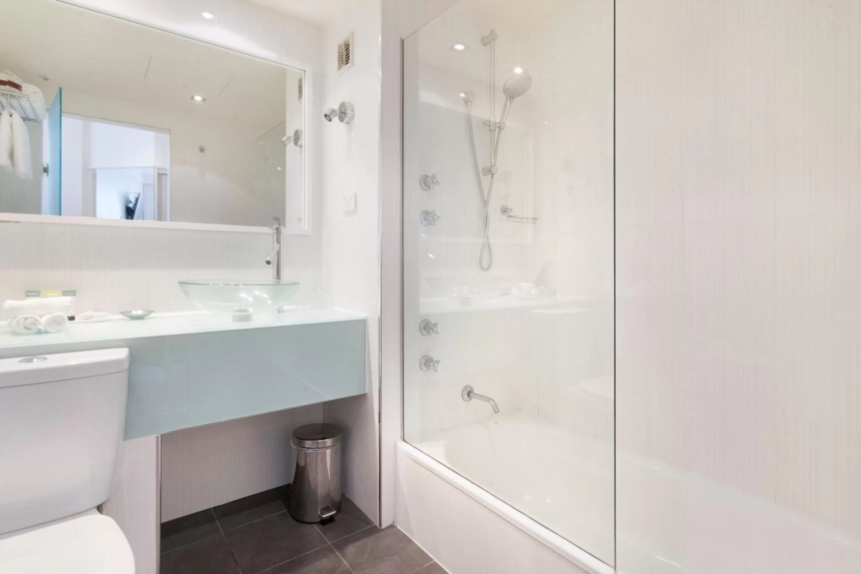 Bathroom in Nightelier Devonport Gateway Hotel