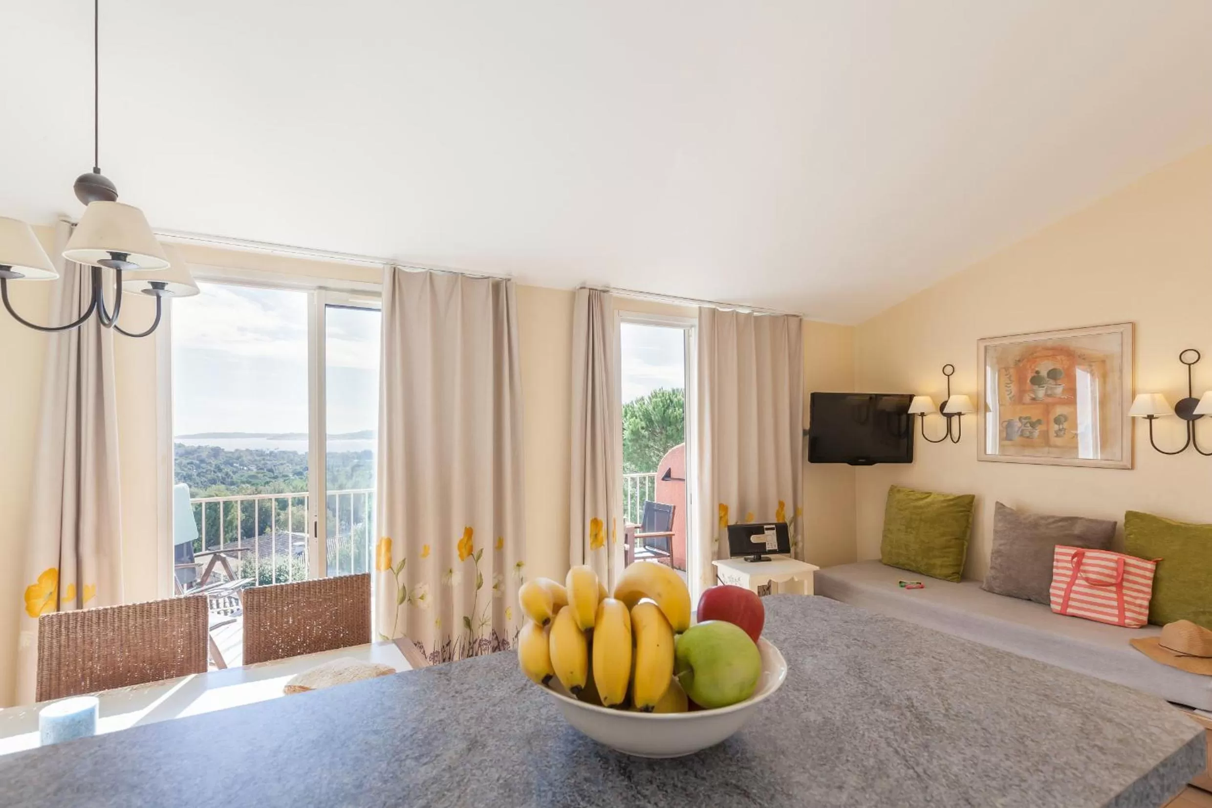 Communal lounge/ TV room in Résidence Pierre & Vacances Les Restanques du Golfe de Saint-Tropez