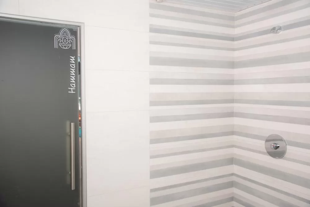 Shower in Hotel Les Dunes