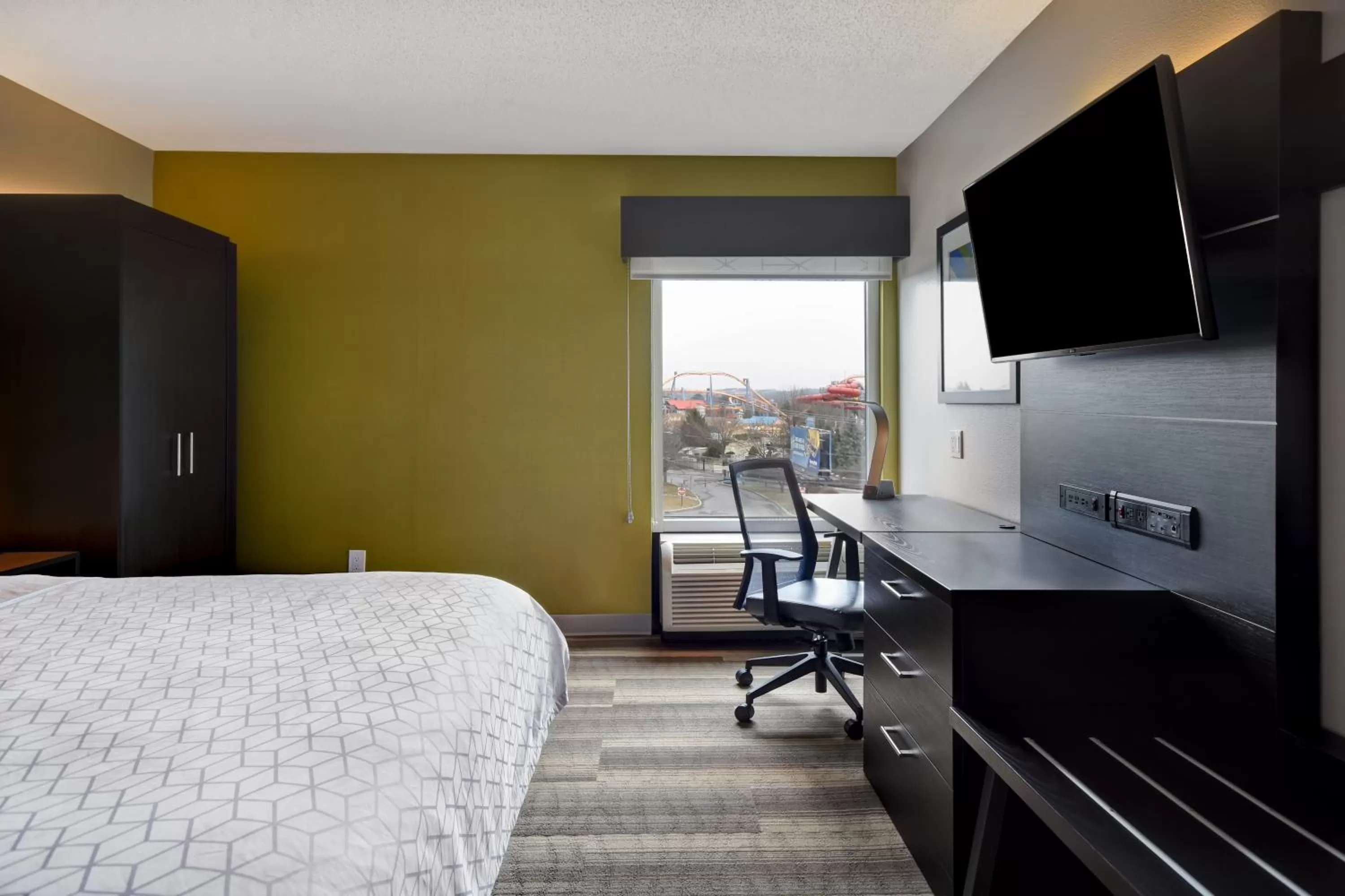 Photo of the whole room, Bed in Holiday Inn Express & Suites Allentown-Dorney Park Area by IHG