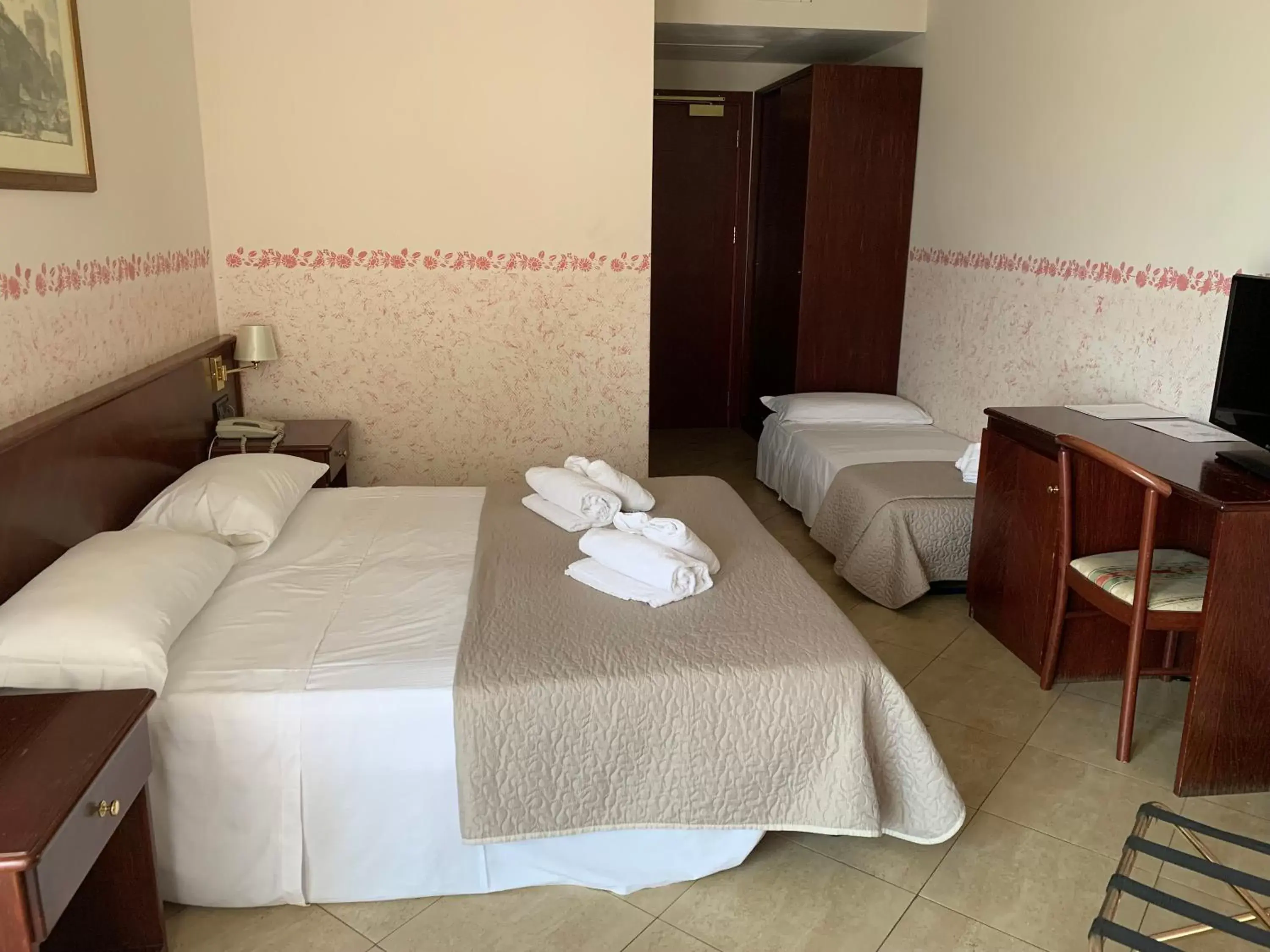 Classic Triple Room in Park Hotel Imperatore Adriano Classic Triple Room in Park Hotel Imperatore Adriano