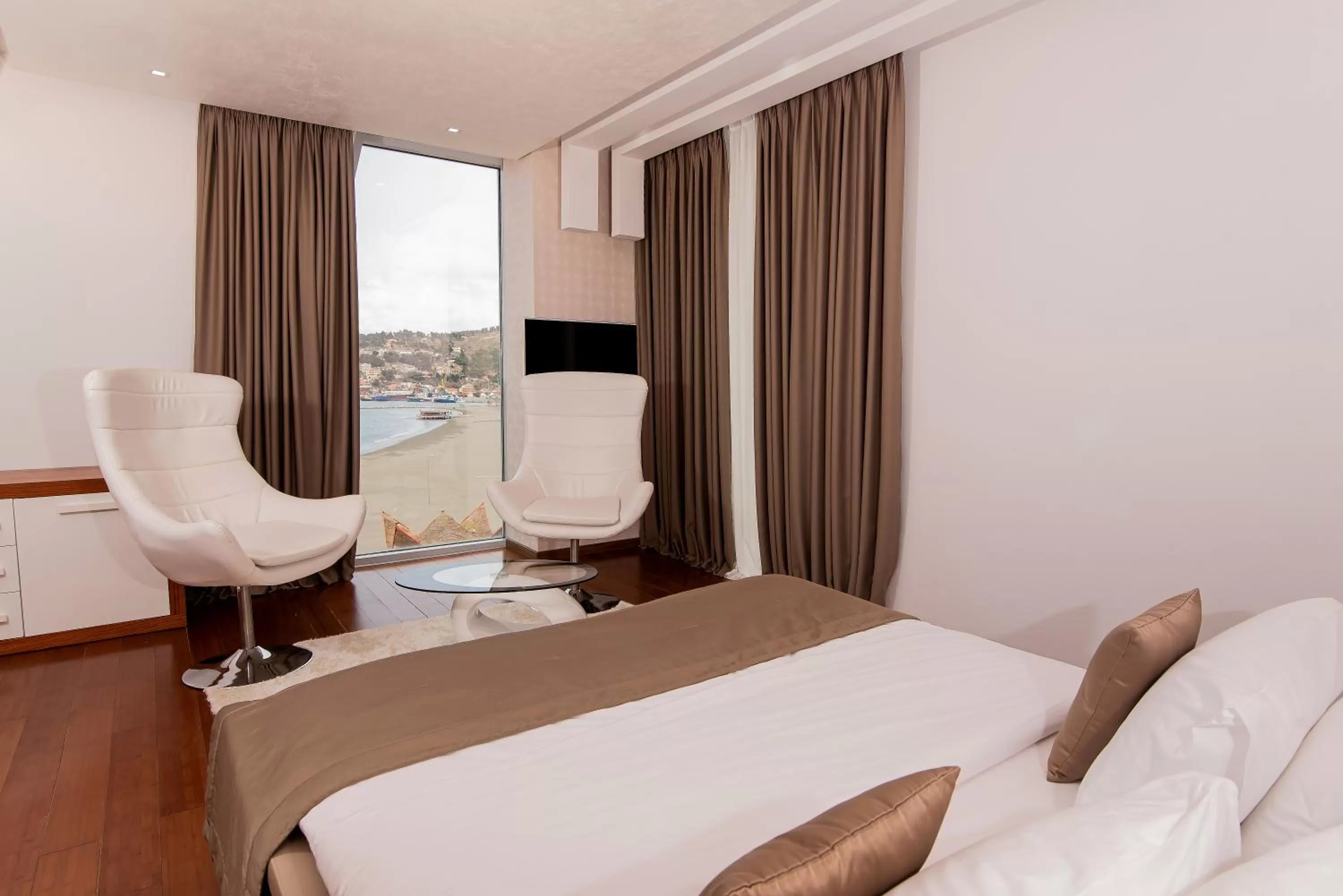 Bed in Deluxe & Executive SPA by Rafaelo