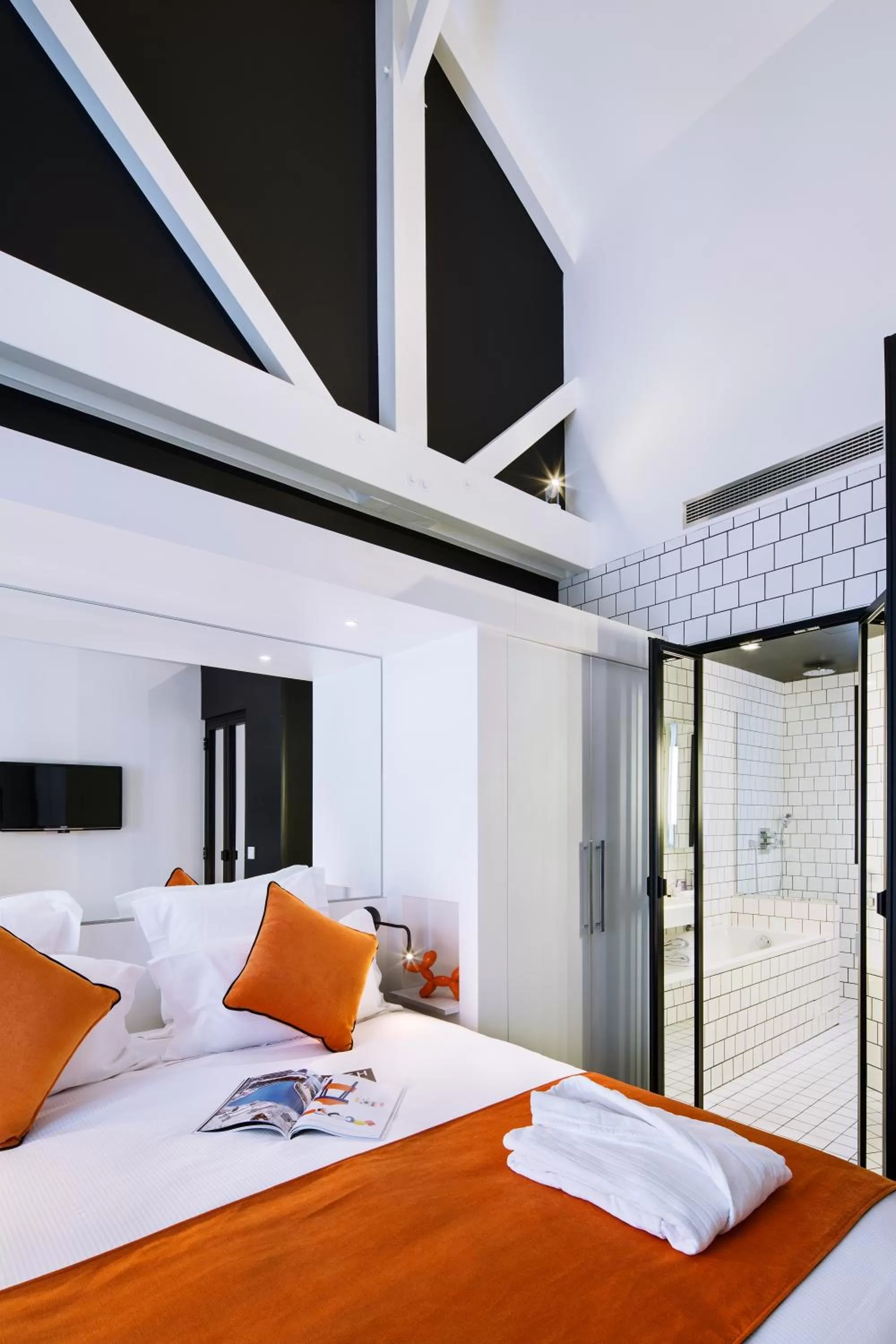 Photo of the whole room, Bed in Best Western Premier Faubourg 88