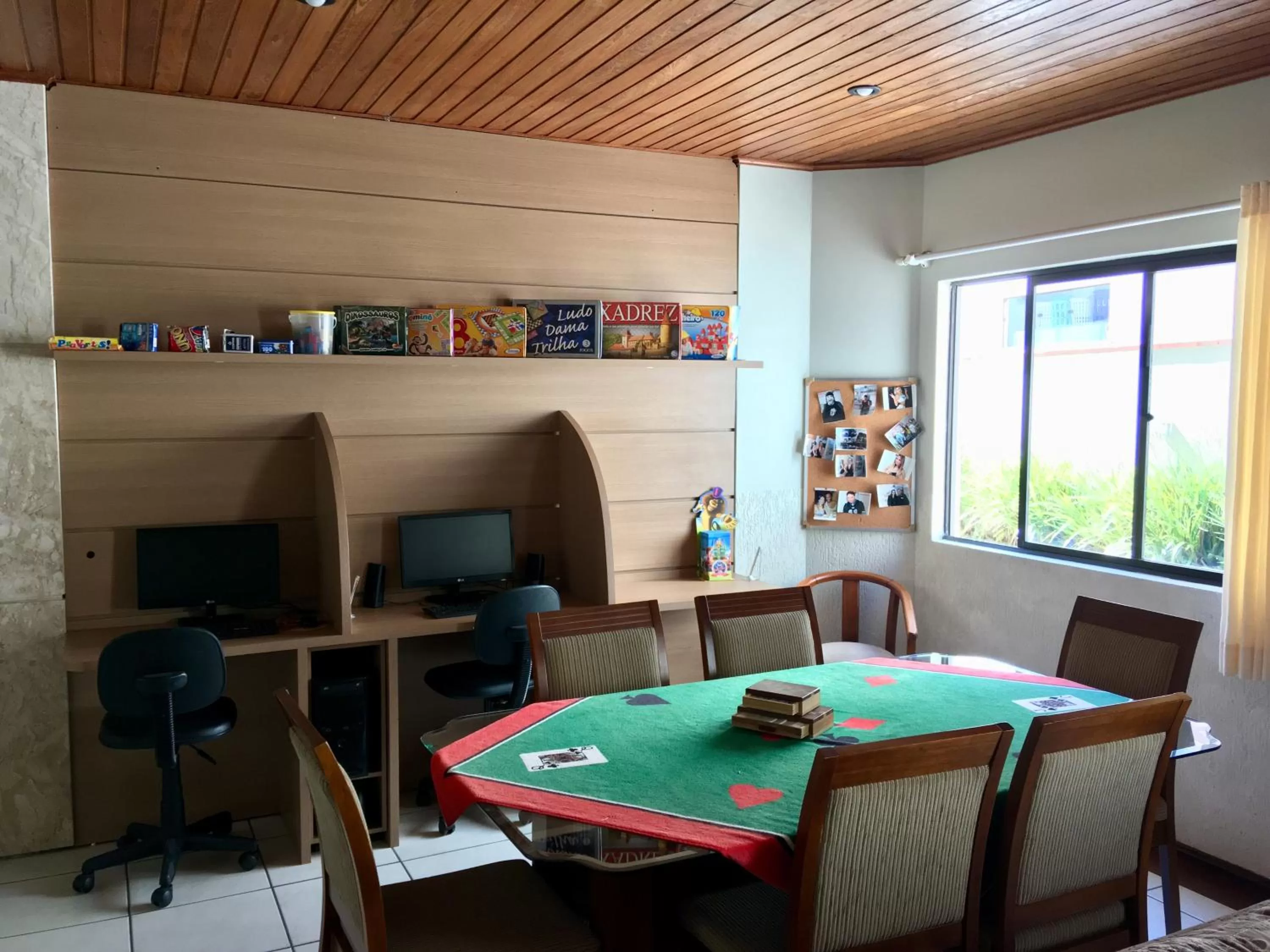 Communal lounge/ TV room in Hotel Cambirela