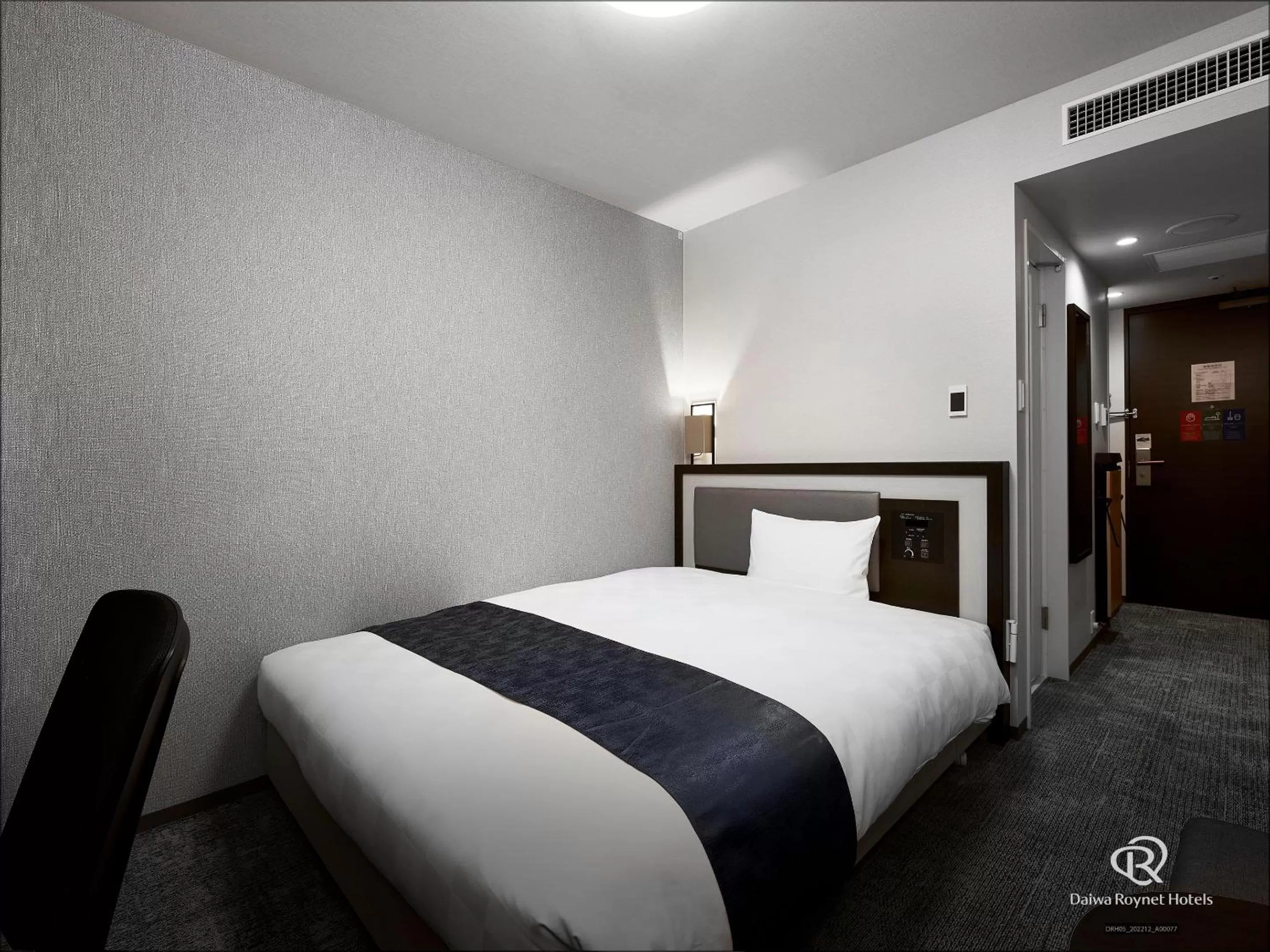 Photo of the whole room, Bed in Daiwa Roynet Hotel Osaka-Kitahama