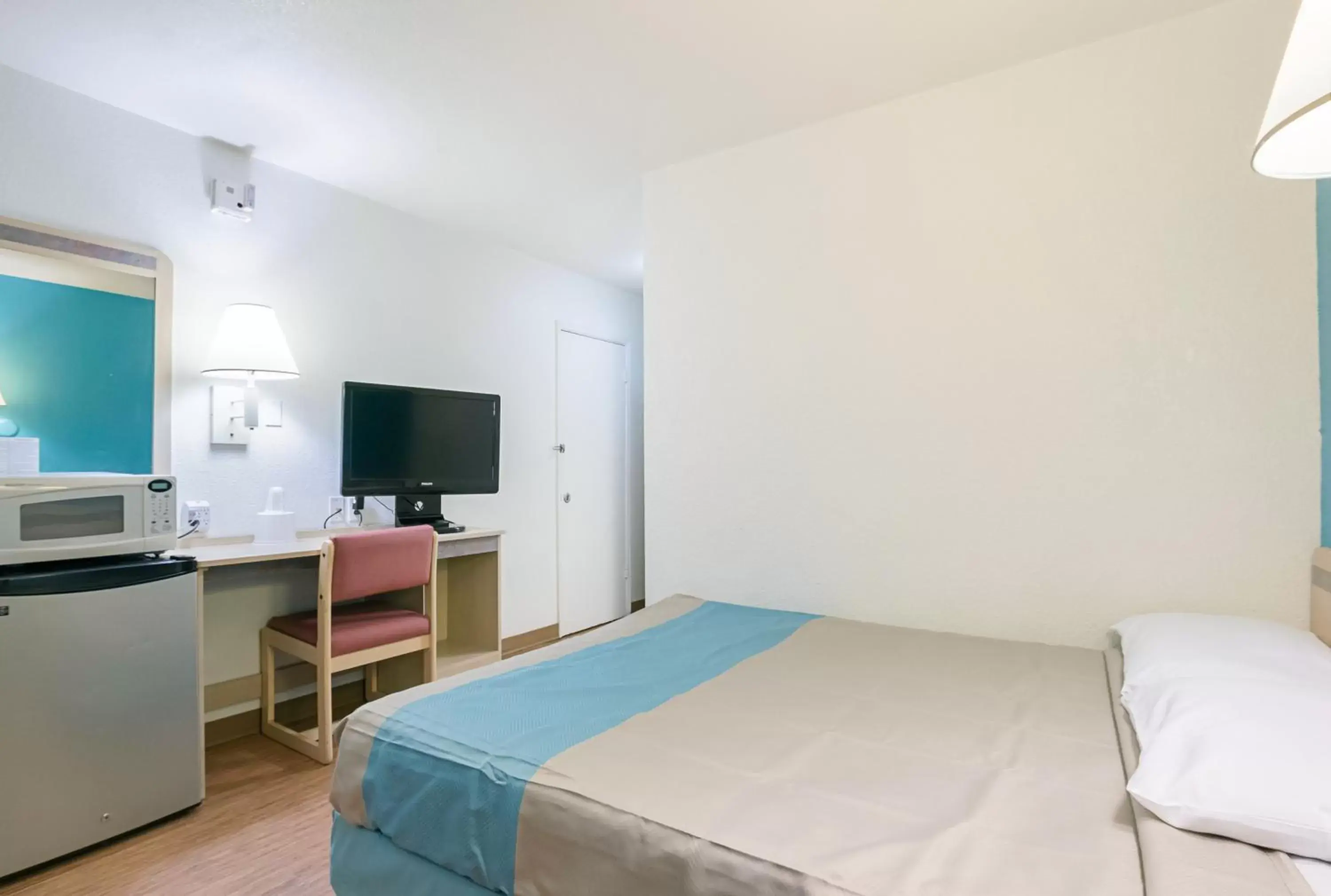 King Room - Non-Smoking in Motel 6-Rochester, MN King Room - Non-Smoking in Motel 6-Rochester, MN