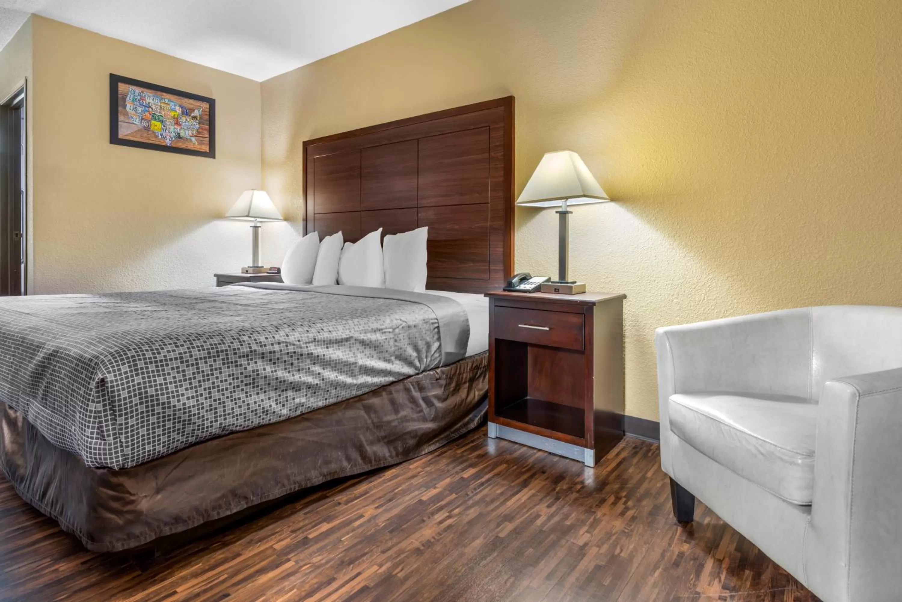 Bed in Econo Lodge La Crosse North