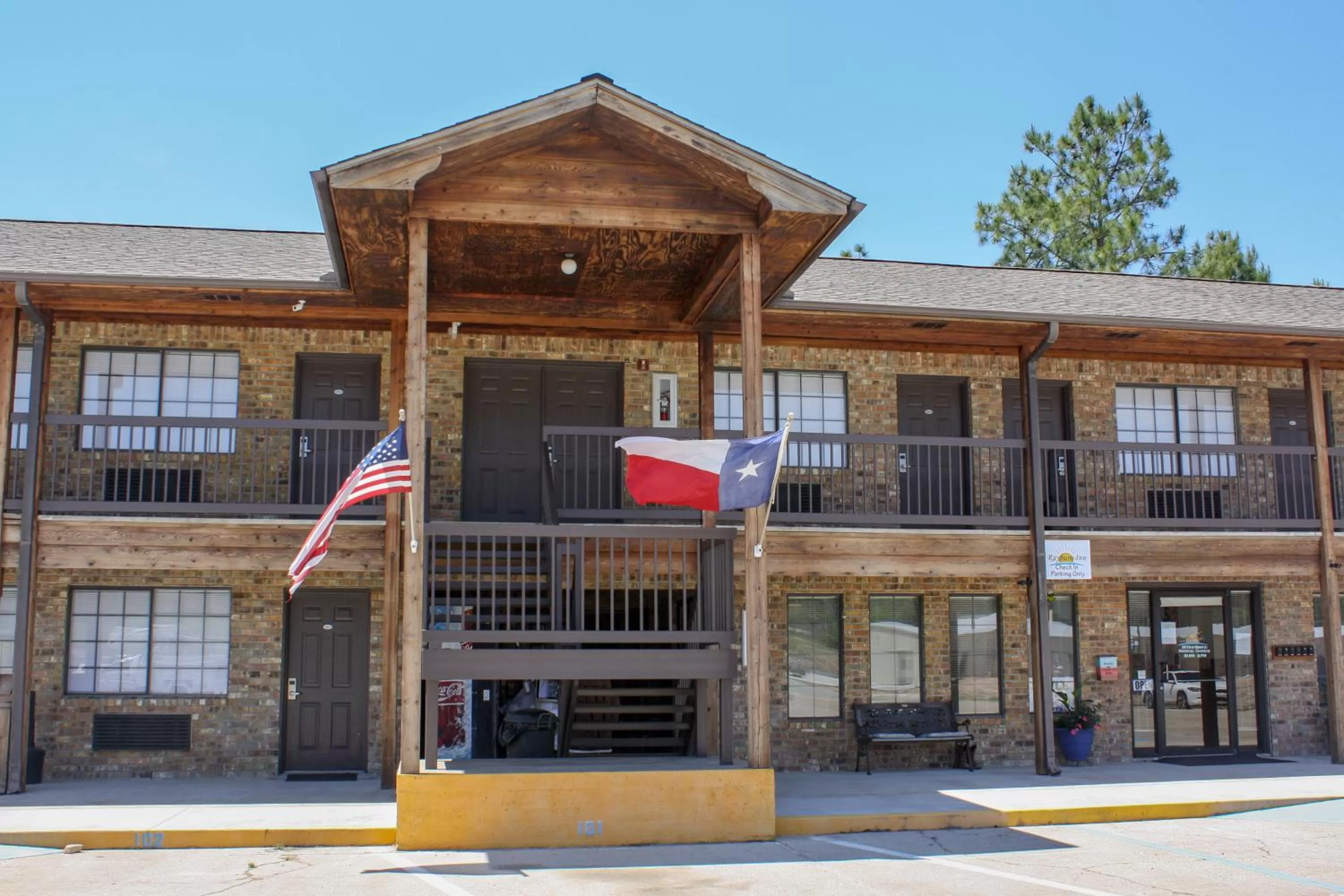 Facade/entrance in Rayburn Inn