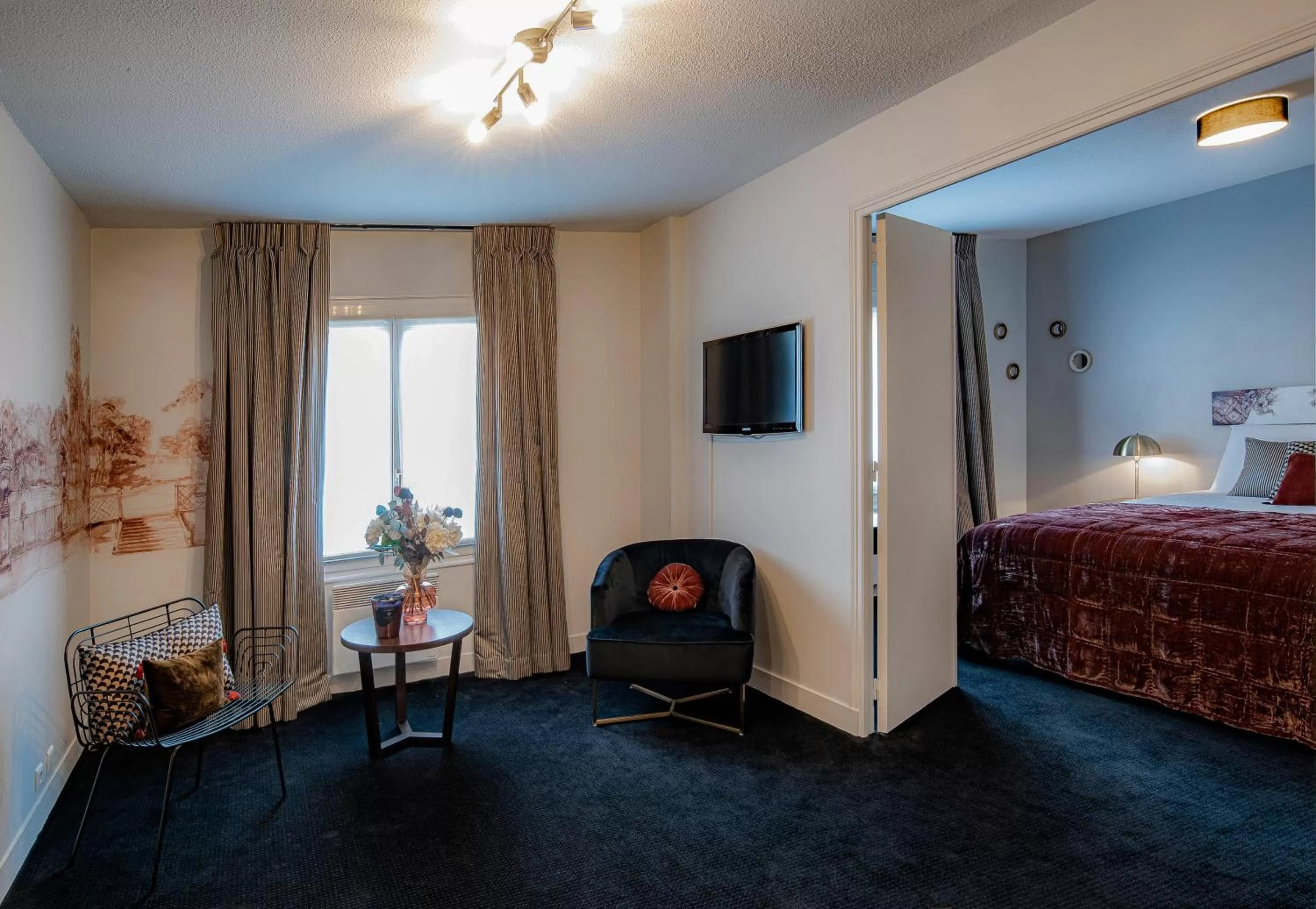 Living room, Bed in Hôtel Quorum