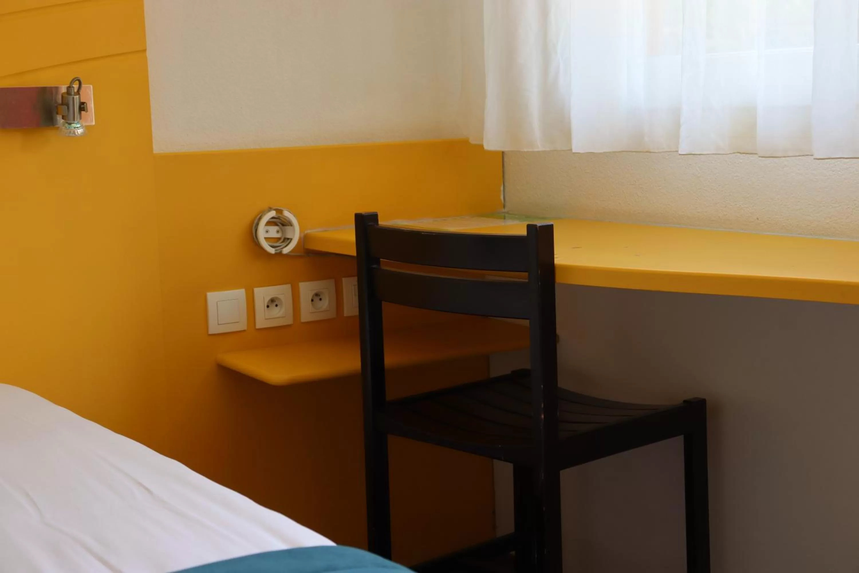 hair dresser, Bed in Hôtel Lémand Lyon Est - Villefontaine