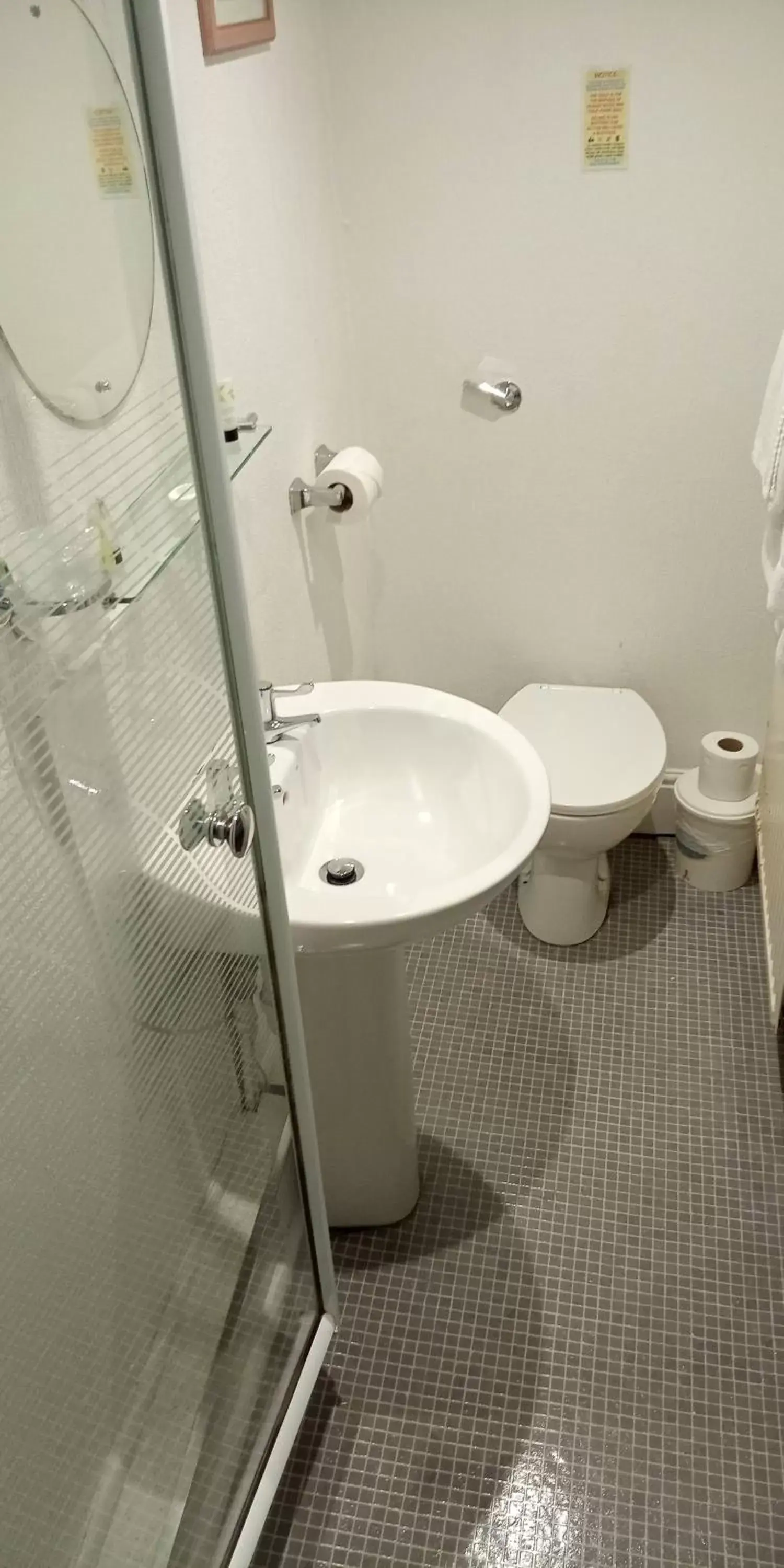 Twin Room with Bathroom in The Kynance House on Plymouth Hoe ,26 Ensuite Rooms Twin Room with Bathroom in The Kynance House on Plymouth Hoe ,26 Ensuite Rooms