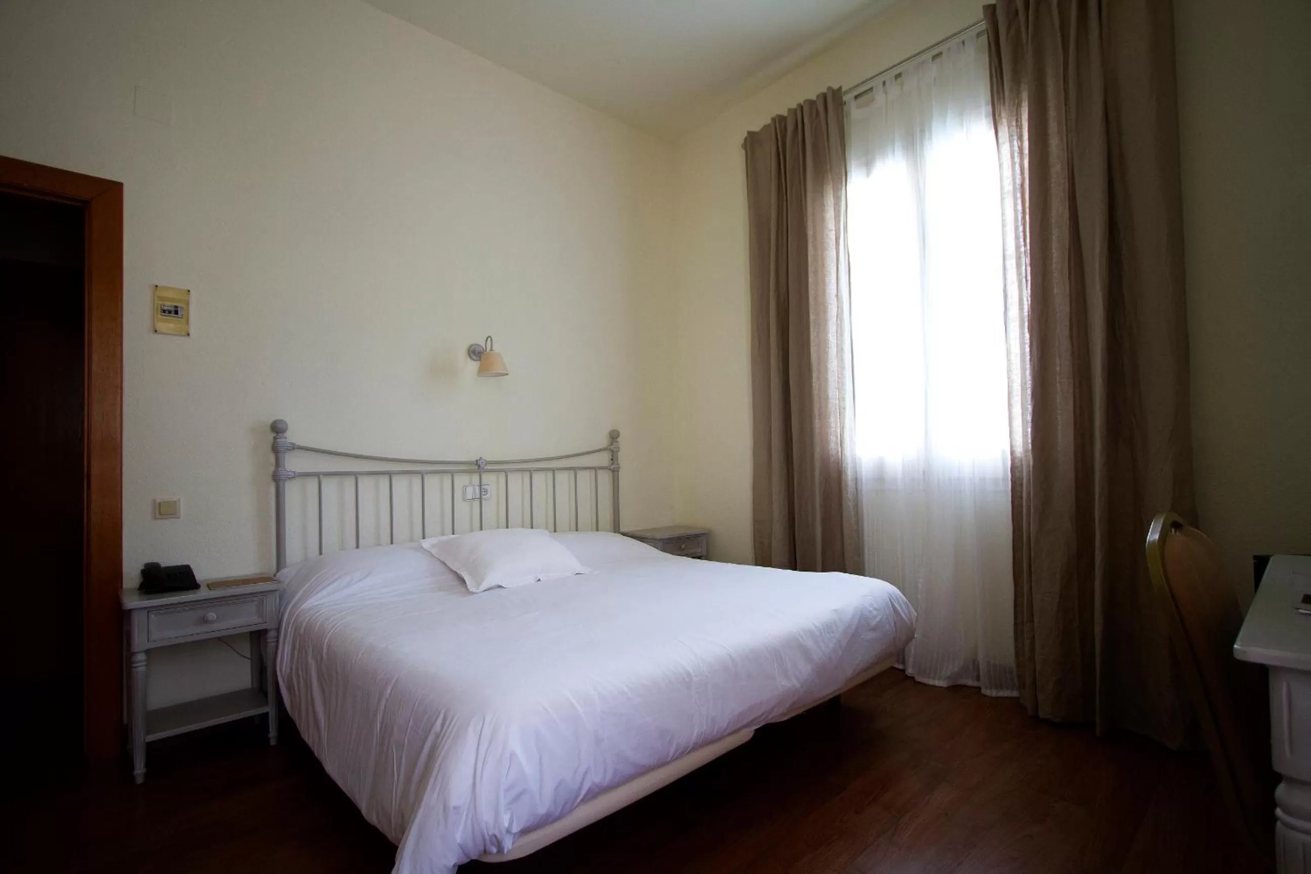 Inner courtyard view, Bed in Hotel Capri