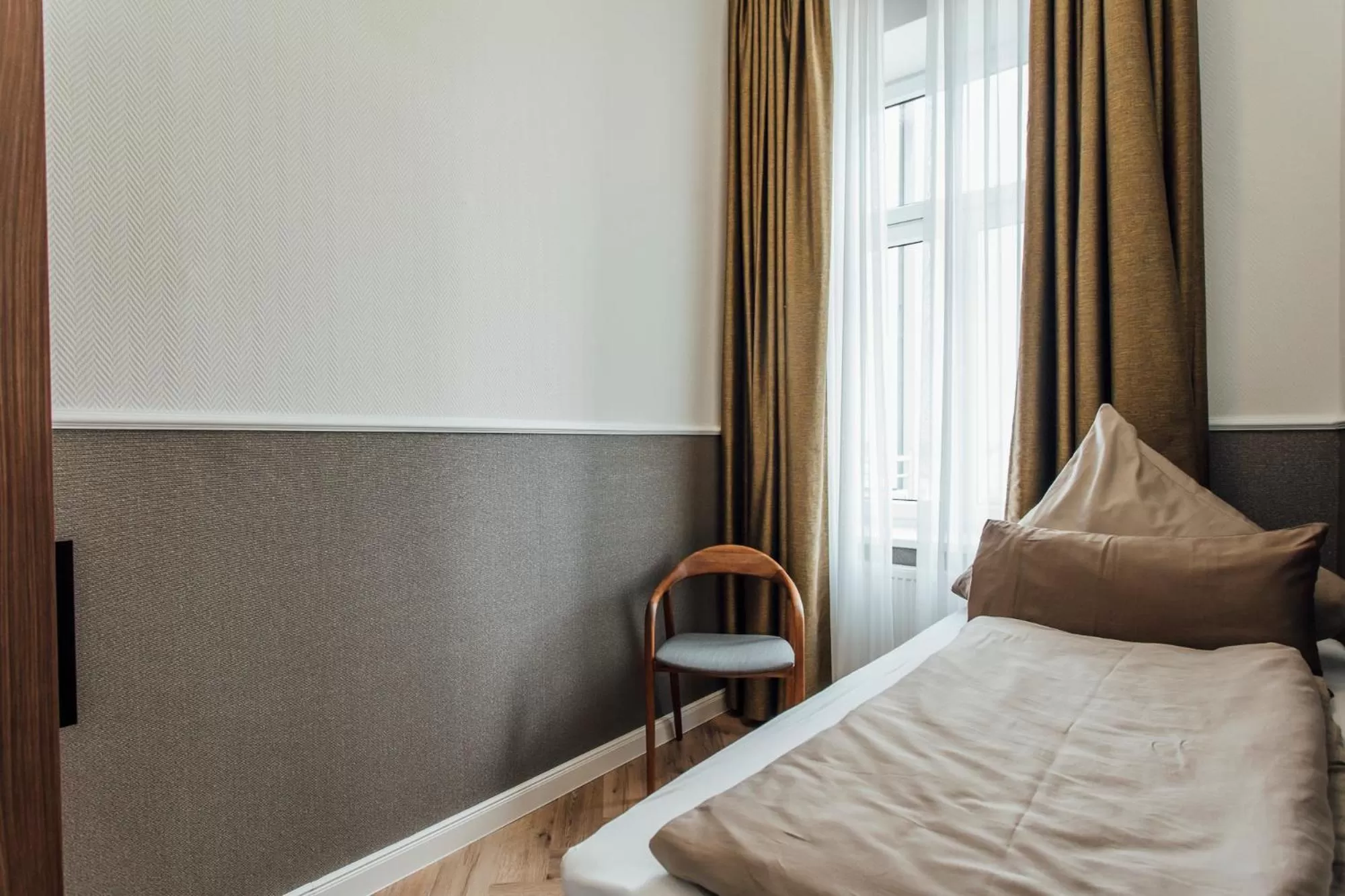 Bedroom, Bed in Strandhotel Hohenzollern