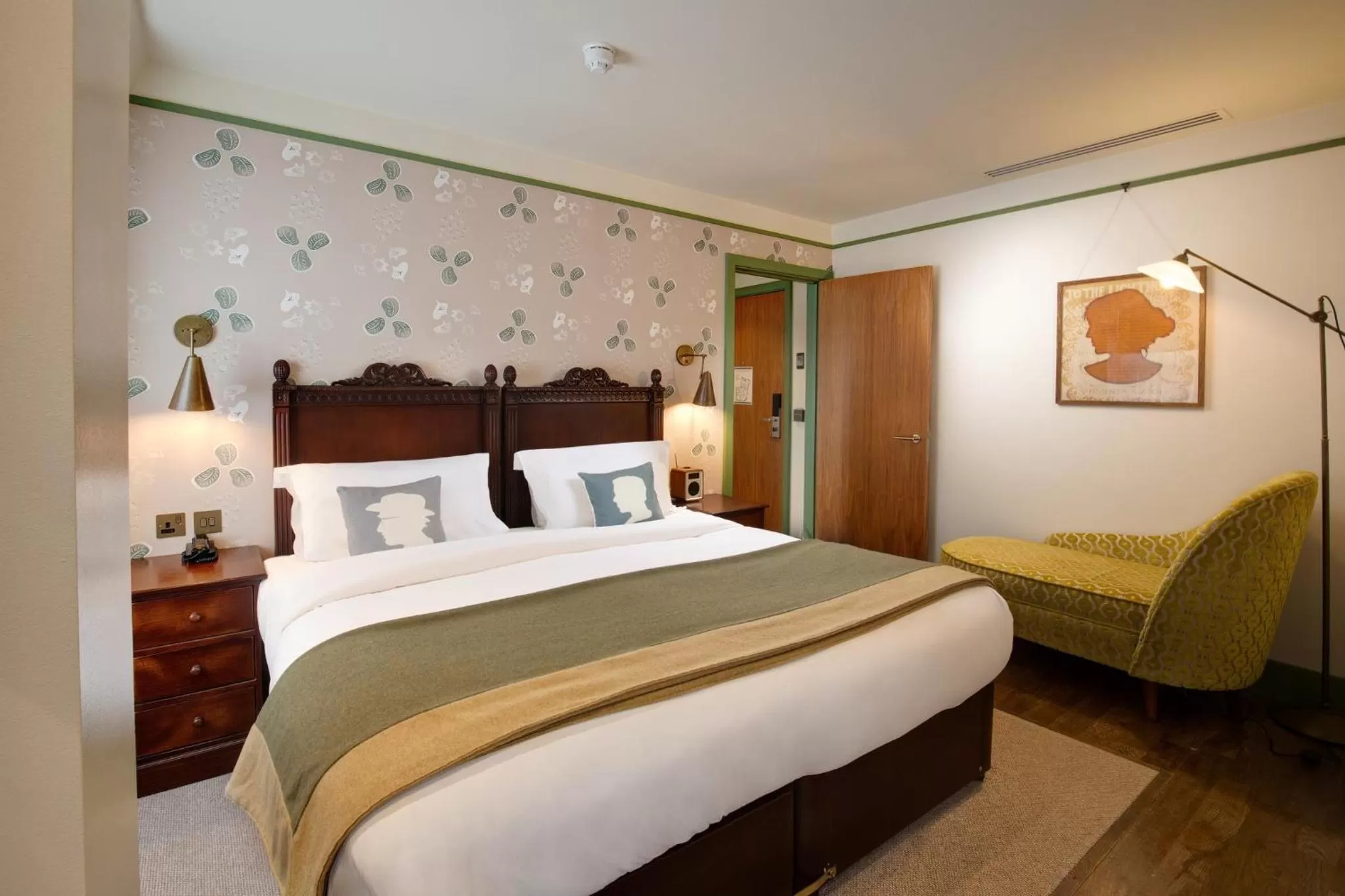 Photo of the whole room, Bed in Morton Hotel