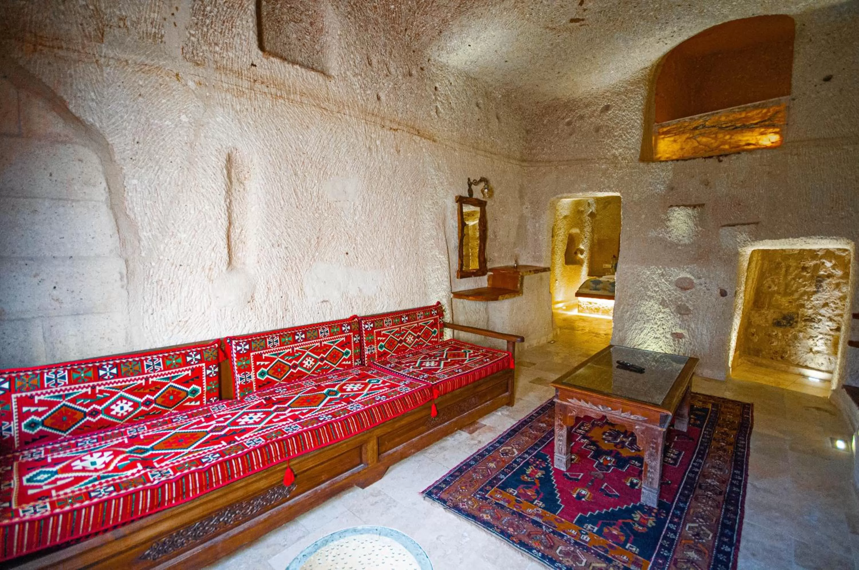 Living room, Bed in Shoestring Cave House