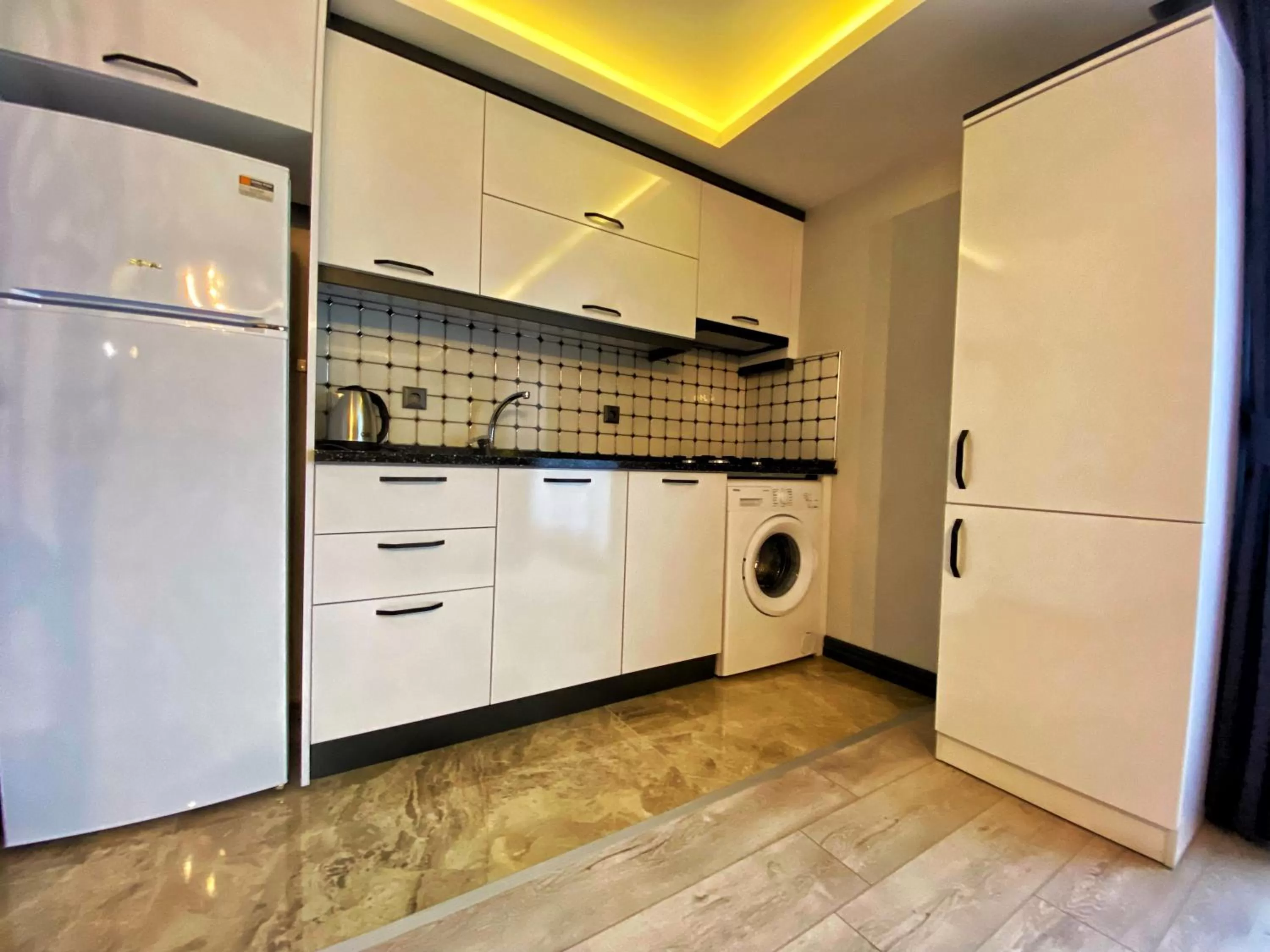 Communal kitchen, Kitchen/Kitchenette in My House Suite